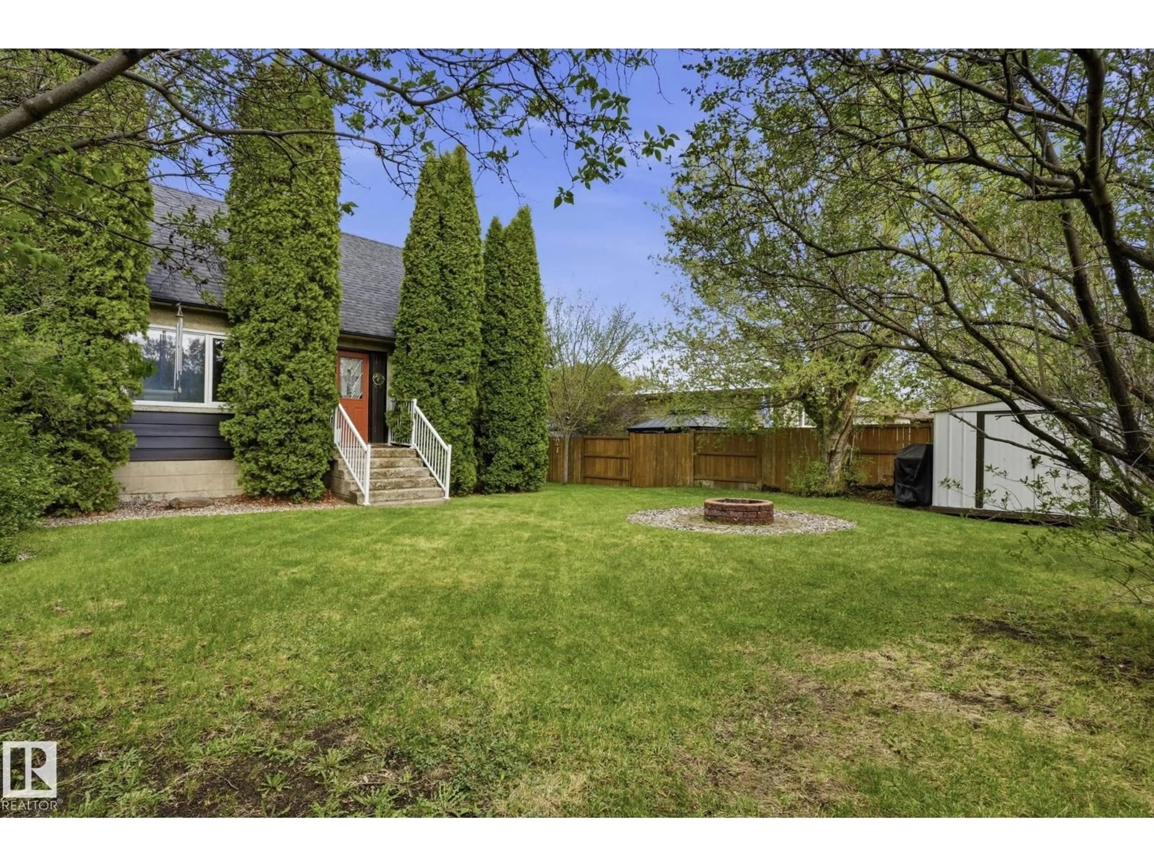 A pic from outside/outdoor area/front of a property/back of a property/a pic from drone, unknown for 4 LANGLEY DR, Fort Saskatchewan Alberta T8L2L5