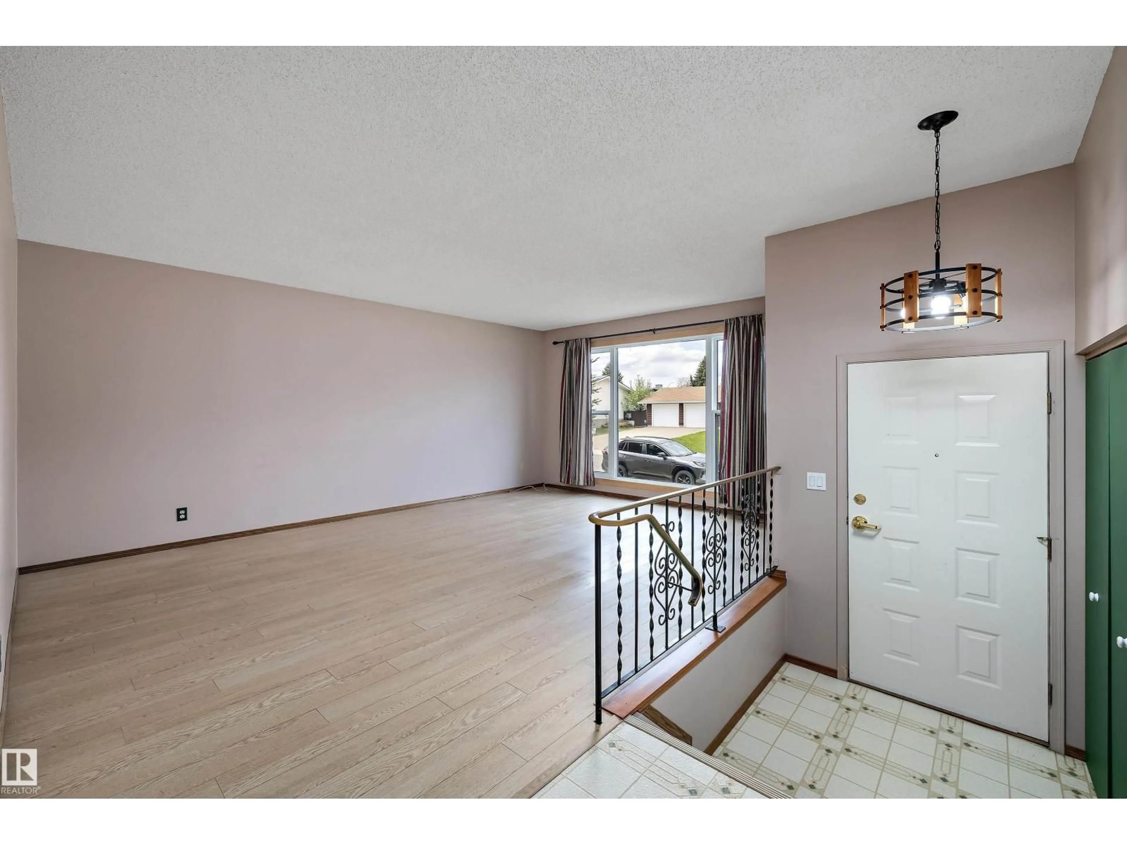 Indoor foyer for 16307 111 ST, Edmonton Alberta T5X2A9