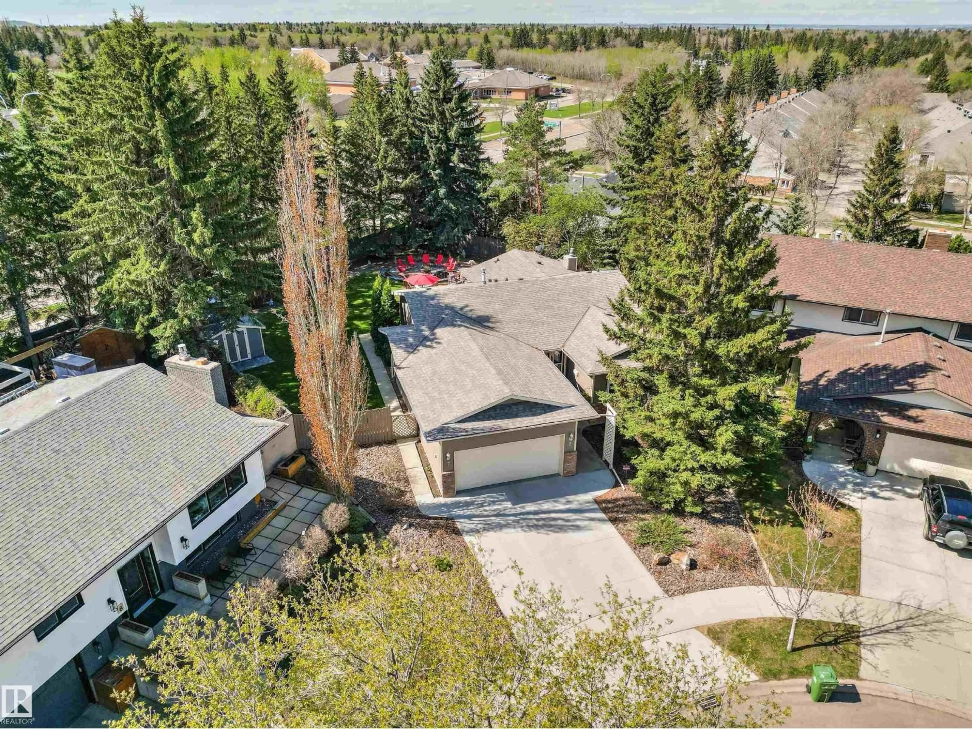 A pic from outside/outdoor area/front of a property/back of a property/a pic from drone, unknown for 7 WESTVIEW PL, St. Albert Alberta T8N3J8