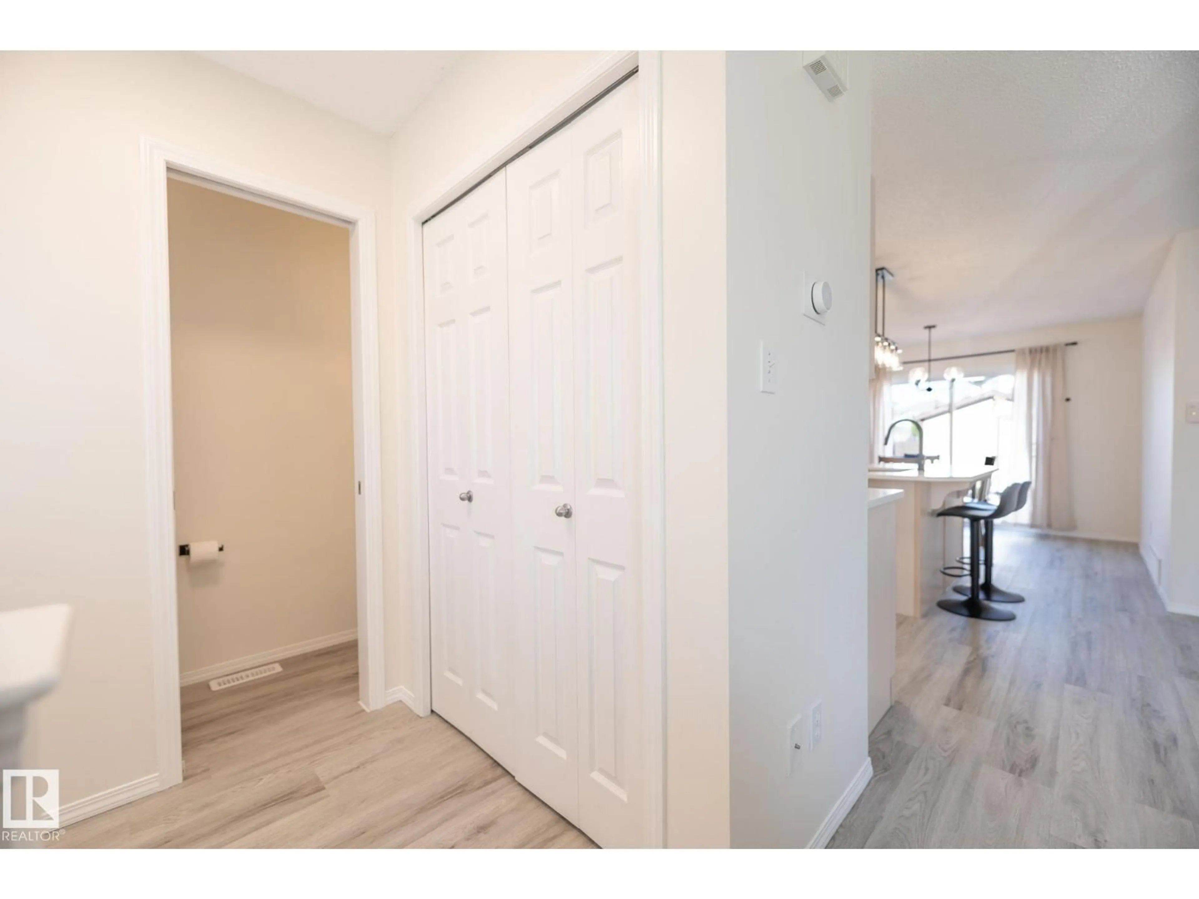 Indoor entryway for 2928 25 ST, Edmonton Alberta T6T1Z9