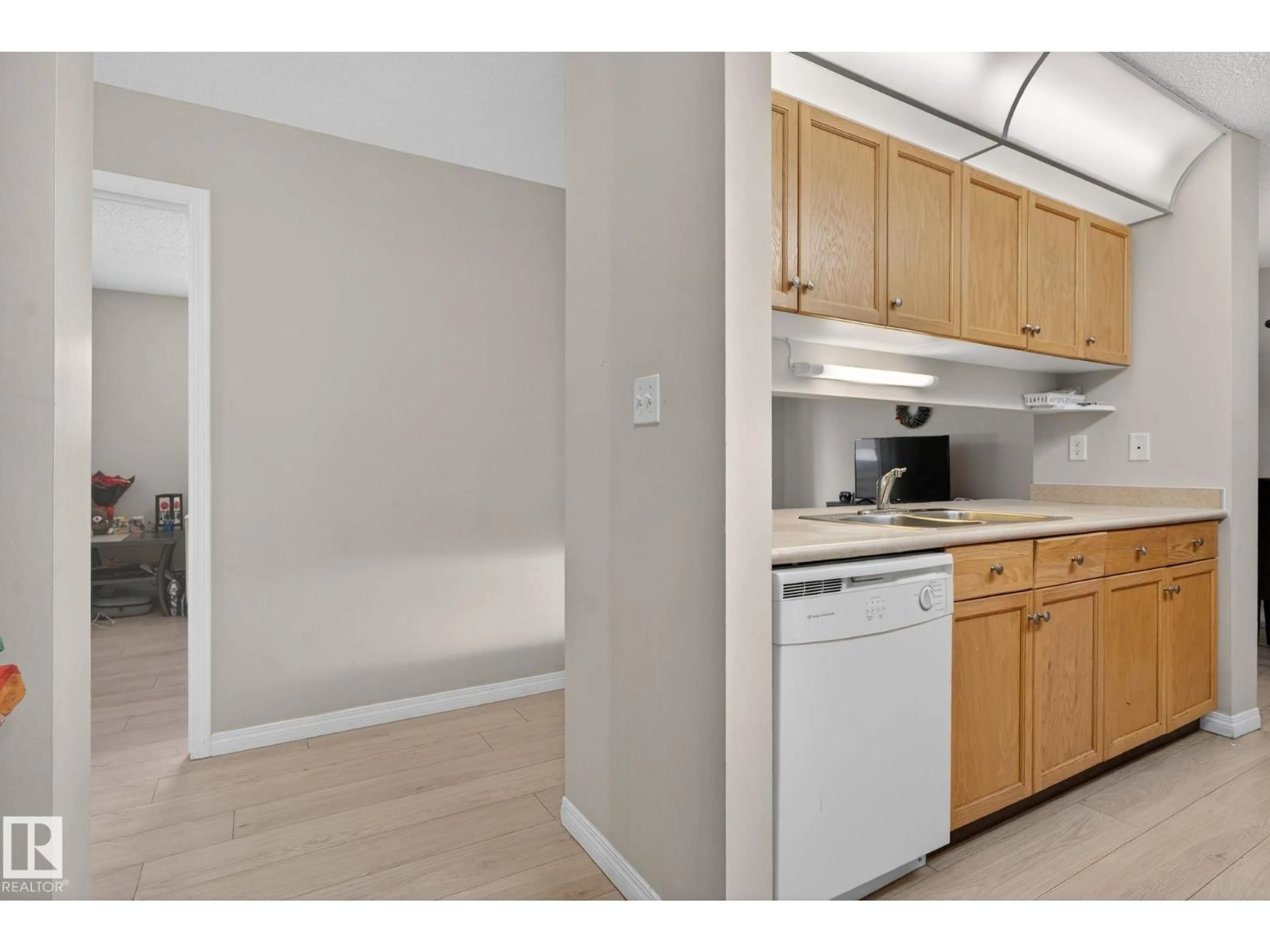 Standard kitchen, unknown for 129 - 4210 139 AV, Edmonton Alberta T5Y2W6
