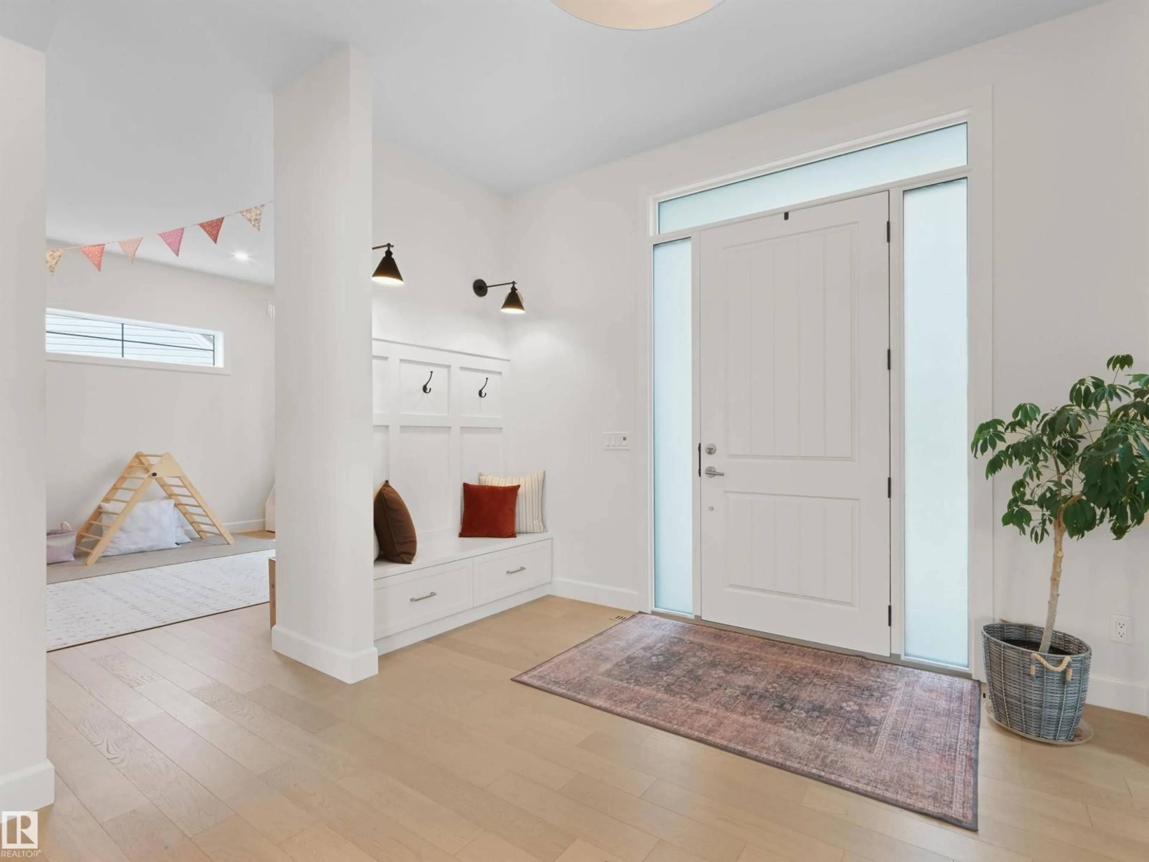 Indoor entryway for 11234 73 AV, Edmonton Alberta T6G0C6