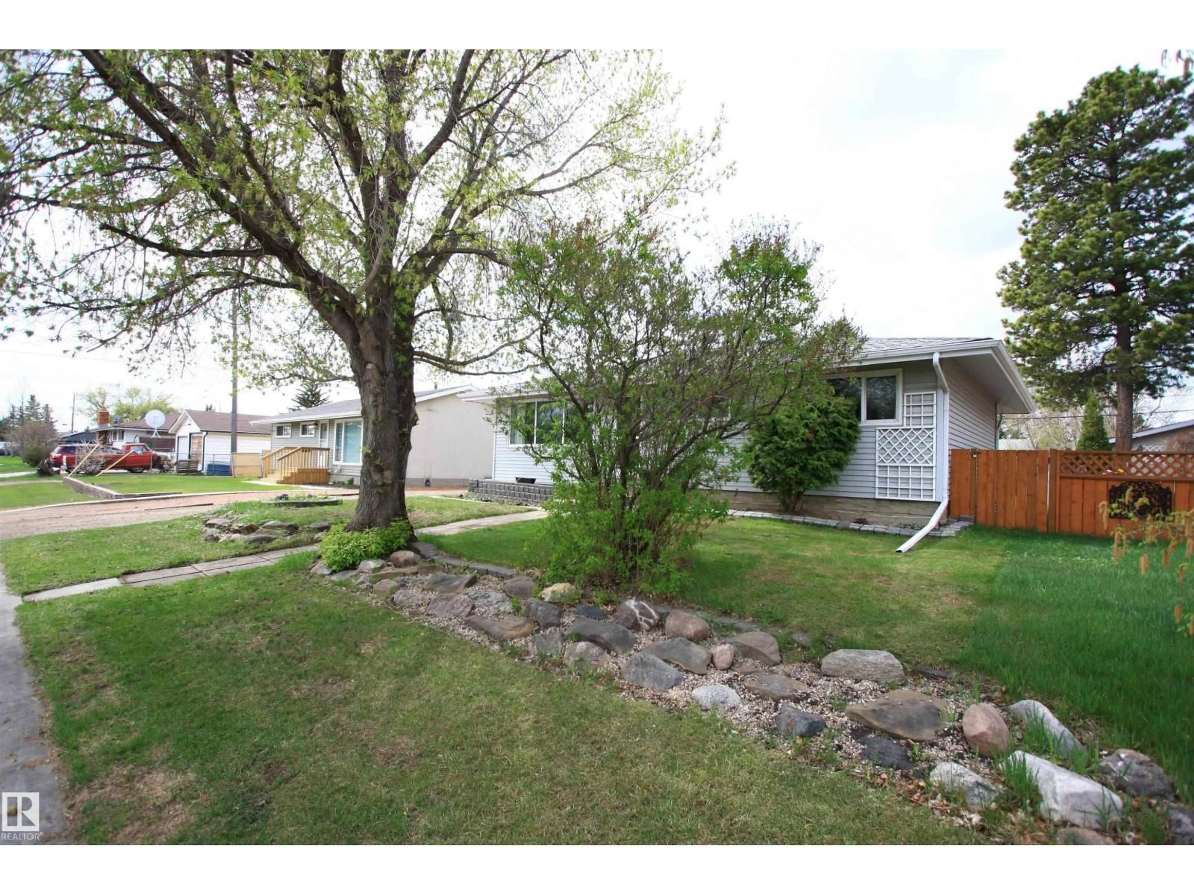 A pic from outside/outdoor area/front of a property/back of a property/a pic from drone, street for 13312 137 ST, Edmonton Alberta T5L2A9