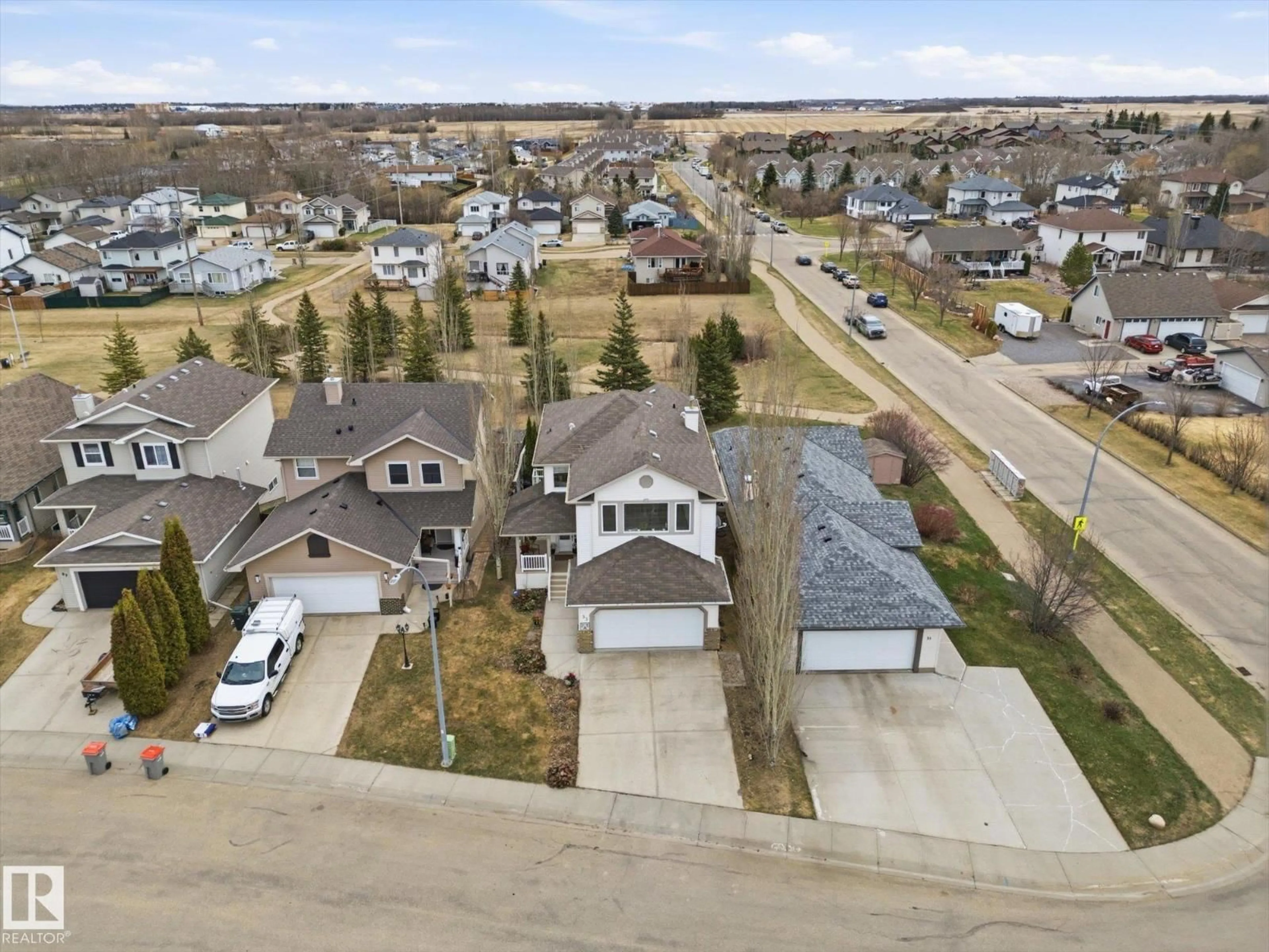 A pic from outside/outdoor area/front of a property/back of a property/a pic from drone, street for 33 GRAYRIDGE CR, Stony Plain Alberta T7Z2Z3
