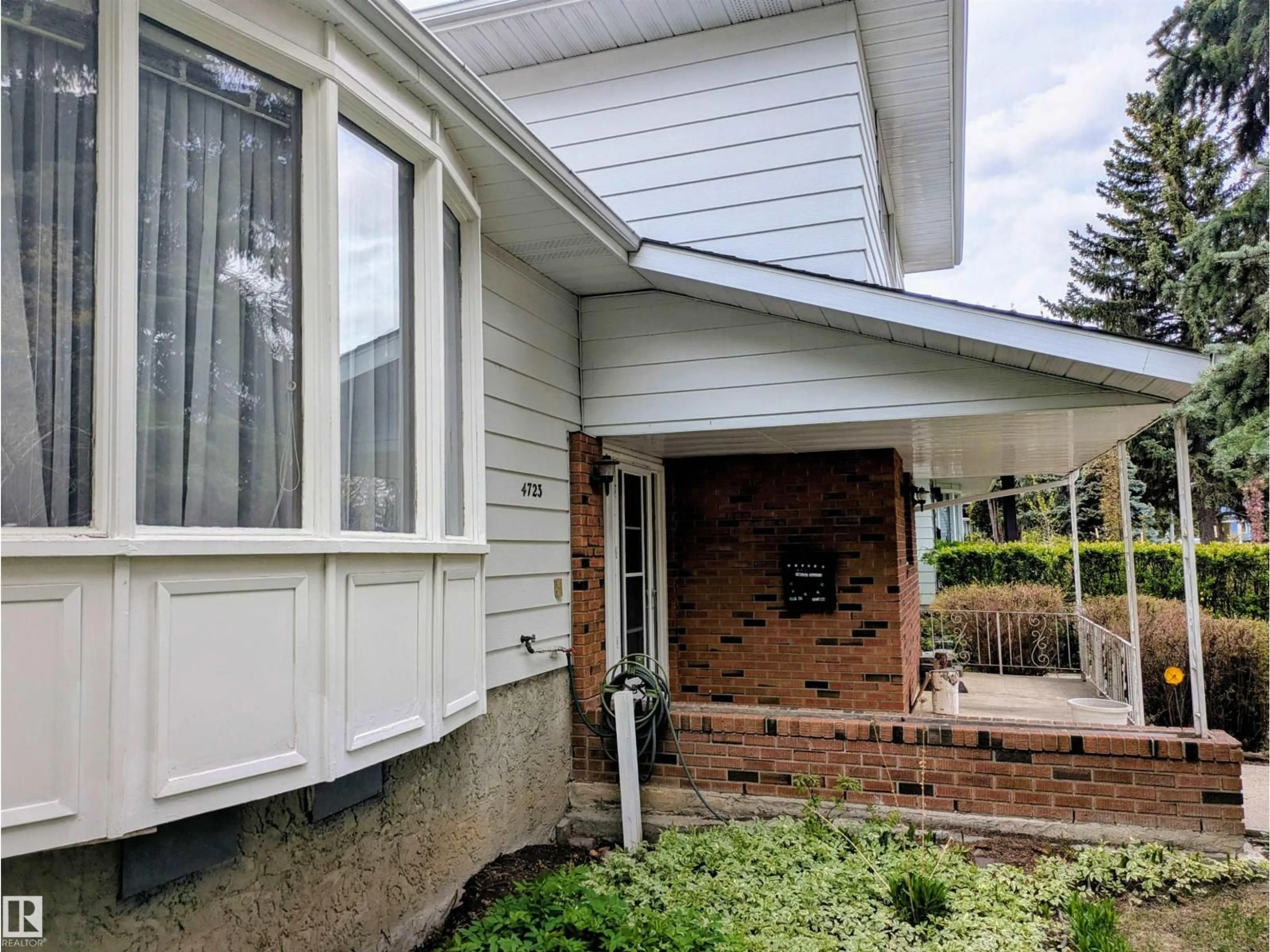 Home with vinyl exterior material, street for 4723 143 ST, Edmonton Alberta T6H4C7