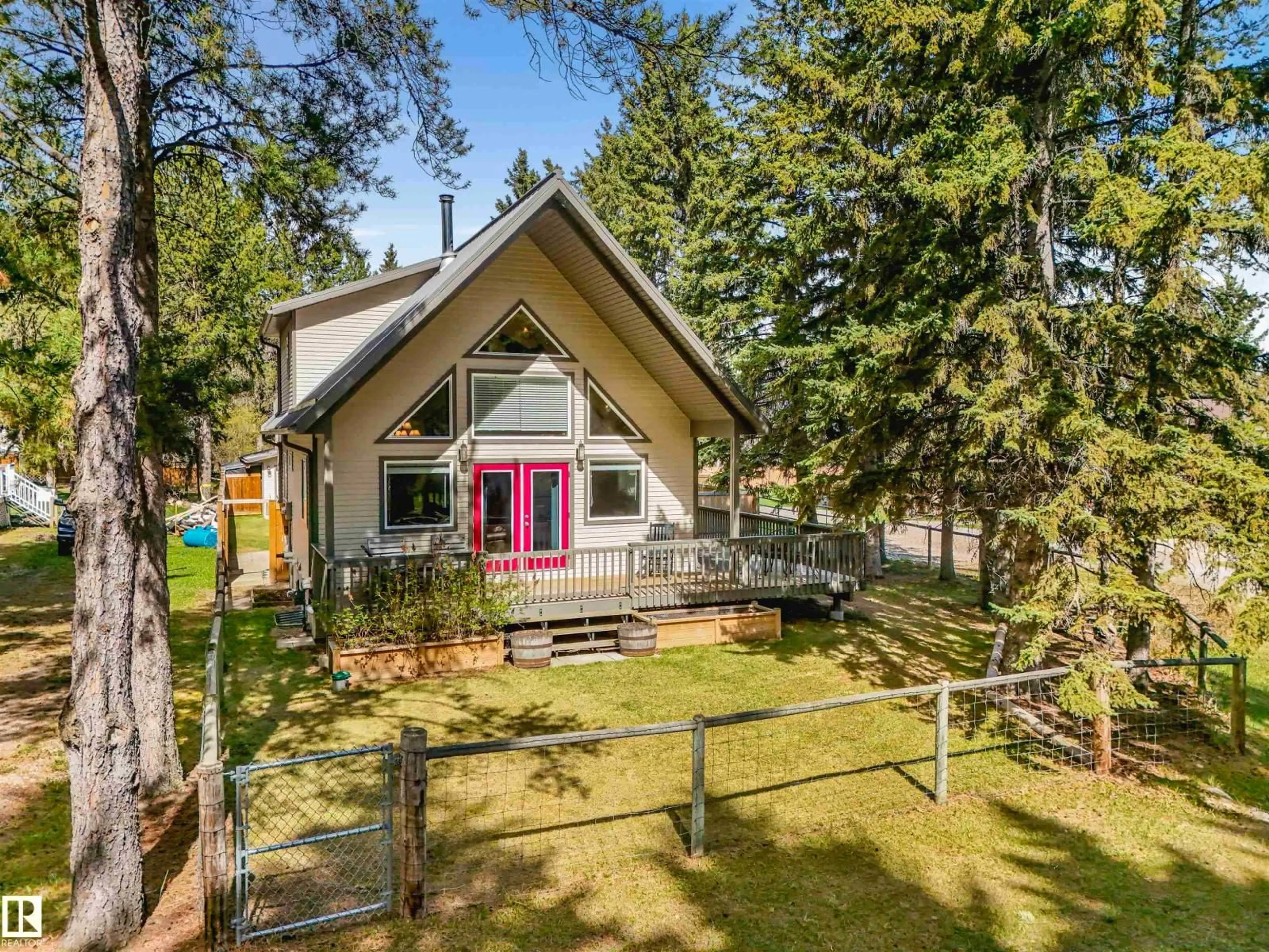 A pic from outside/outdoor area/front of a property/back of a property/a pic from drone, unknown for 507 5TH ST, Rural Wetaskiwin County Alberta T0C2V0