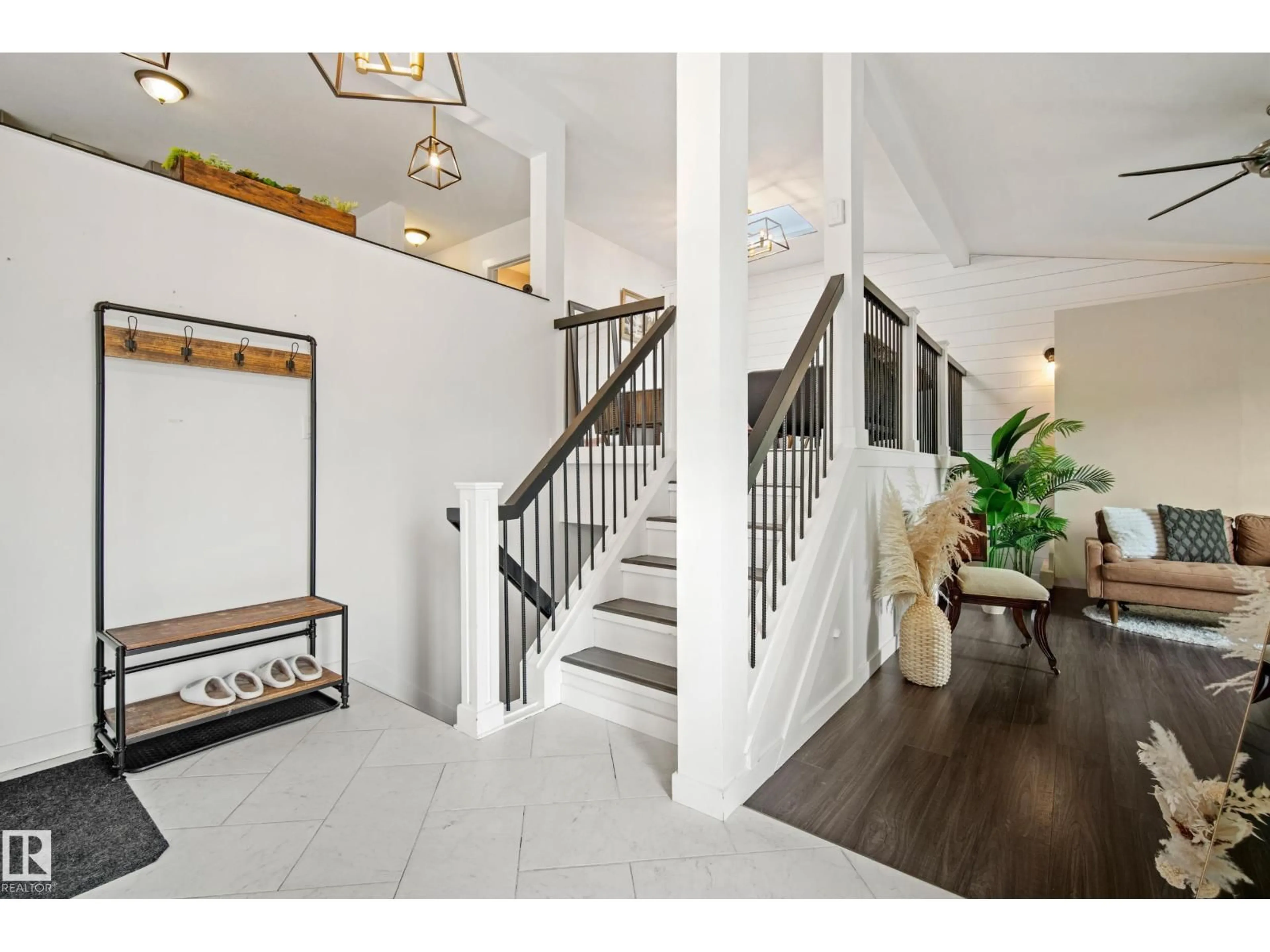 Indoor entryway for 4326 37 ST, Edmonton Alberta T6L4J7