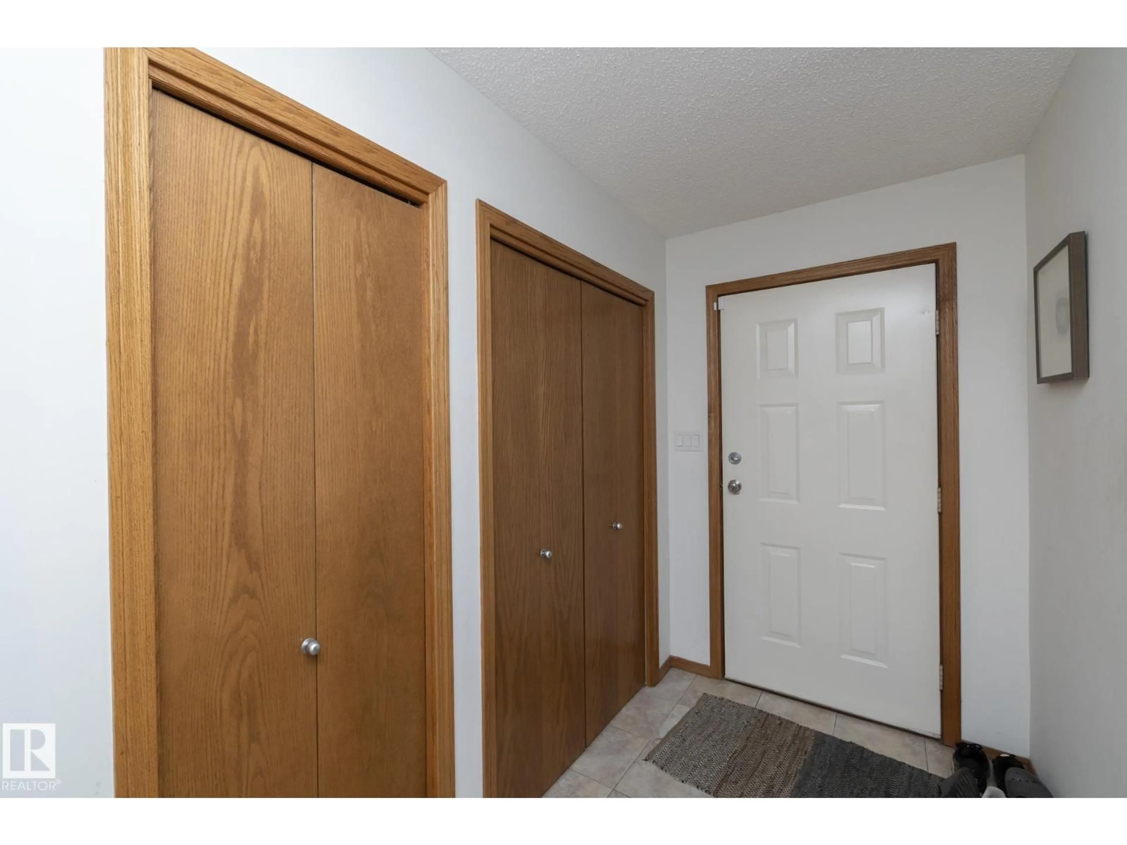 Indoor entryway for 11138 30 AV, Edmonton Alberta T6J3Y6