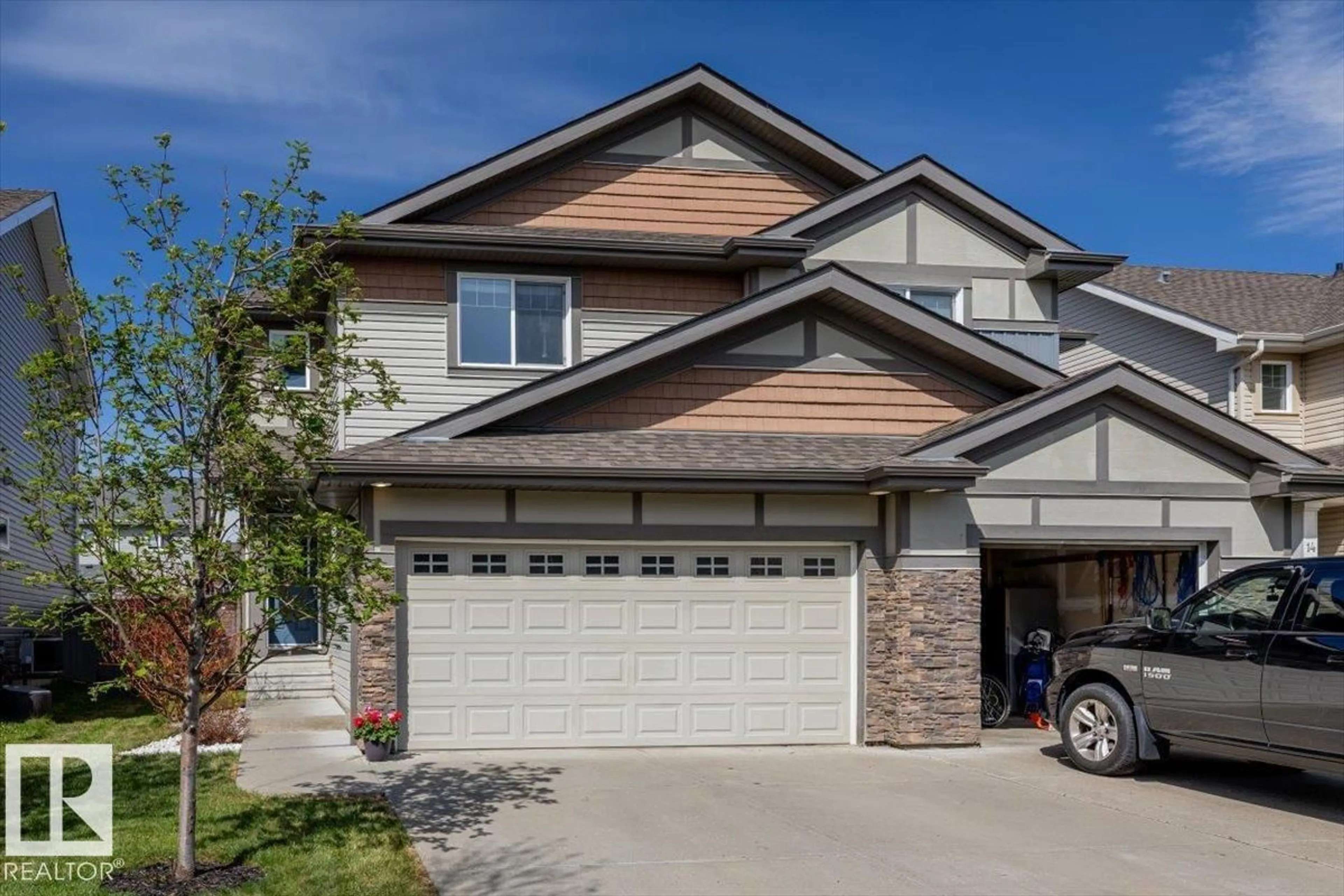 Home with vinyl exterior material, street for 10 DICKENS ST, Fort Saskatchewan Alberta T8L0N4