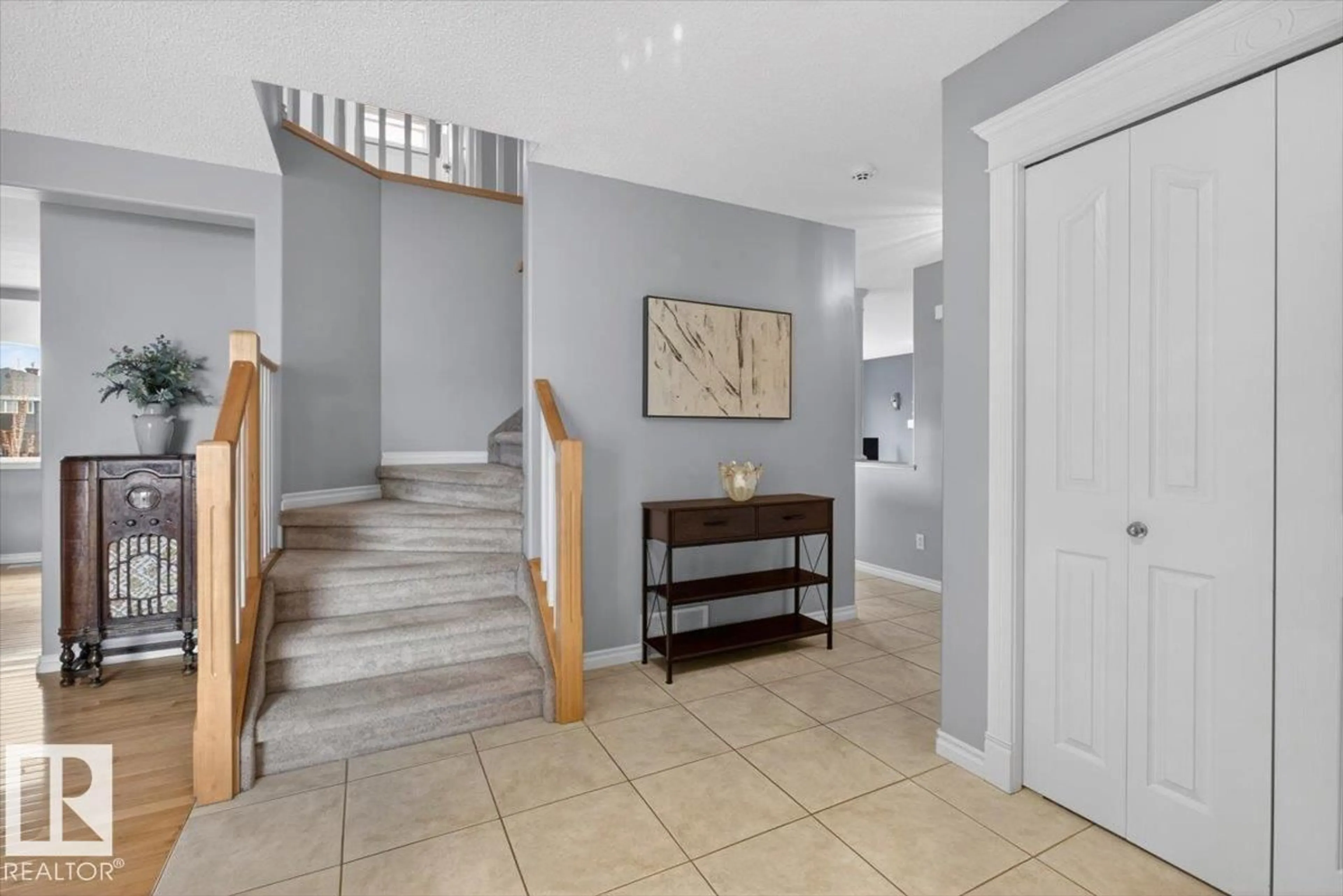 Indoor foyer for NW - 1358 118A ST, Edmonton Alberta T6J7G2