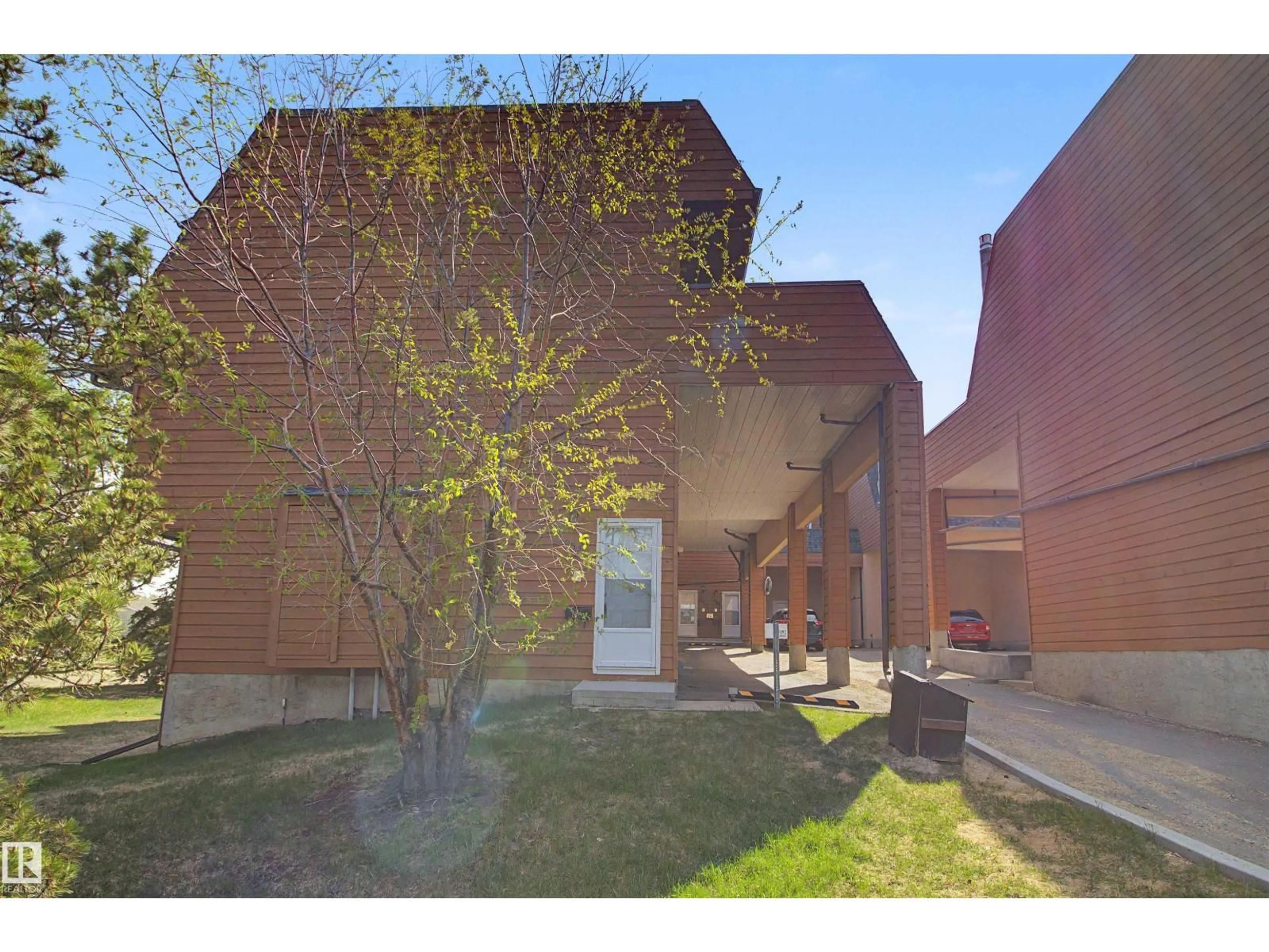 Indoor foyer for 5953 40 AV, Edmonton Alberta T6L3P6