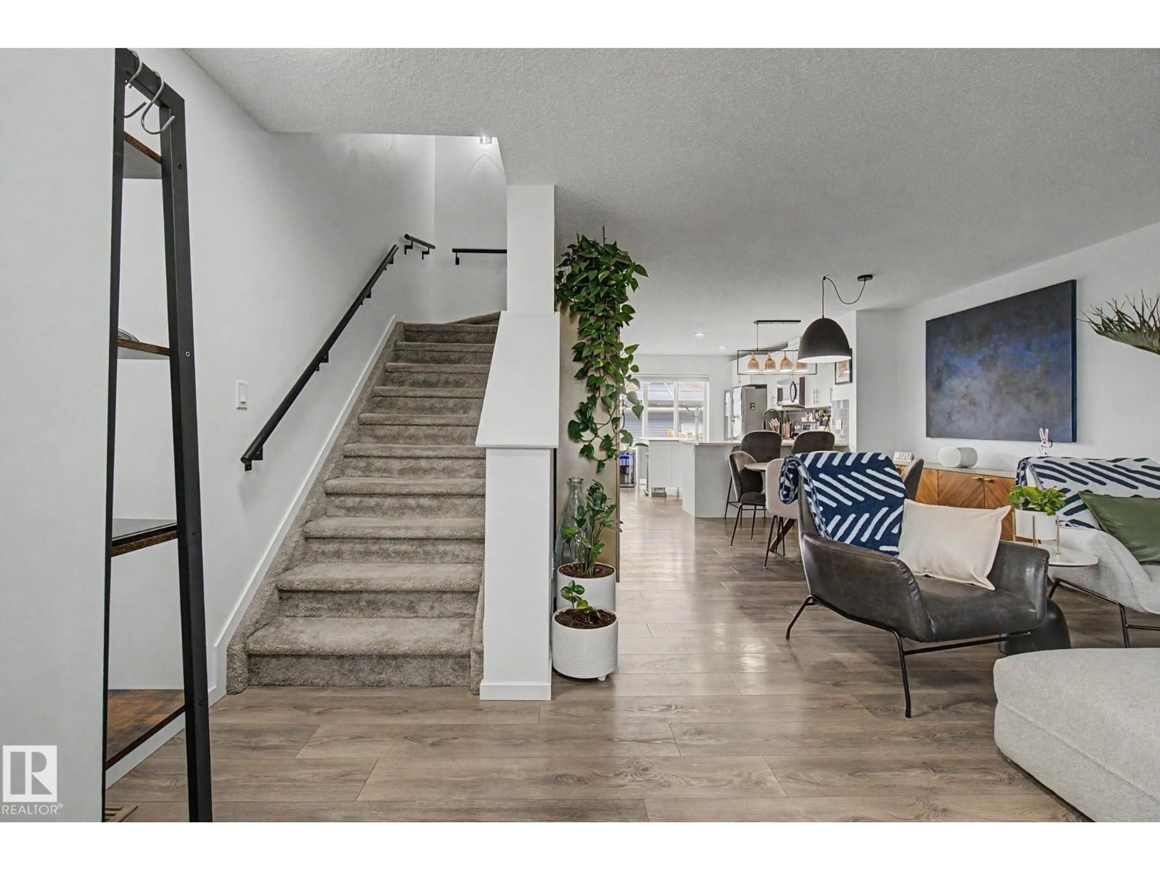 Indoor entryway for 385 ORCHARDS BV, Edmonton Alberta T6X2E1