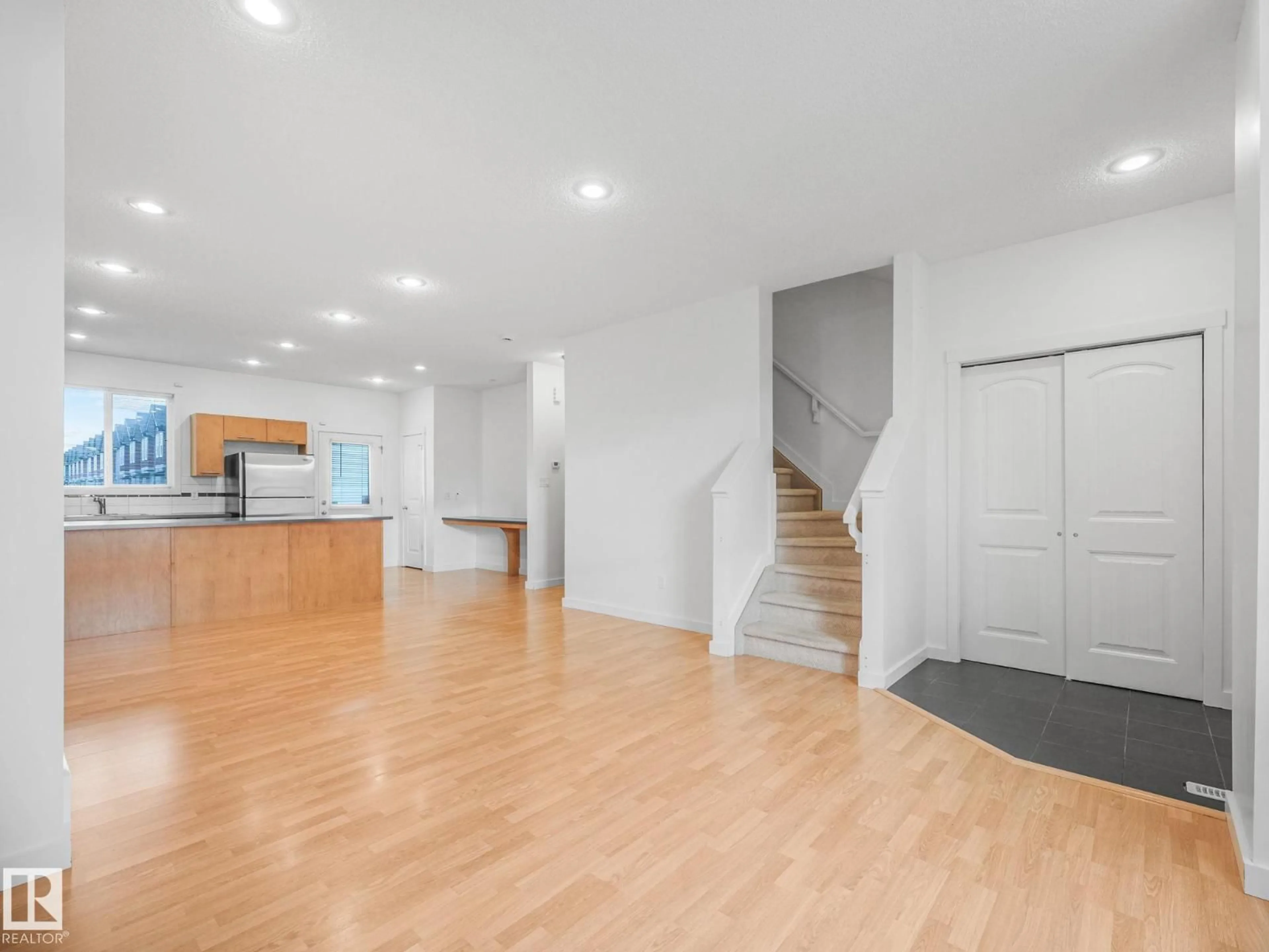 Indoor foyer for NW - 16915 82 ST, Edmonton Alberta T5Z0H4