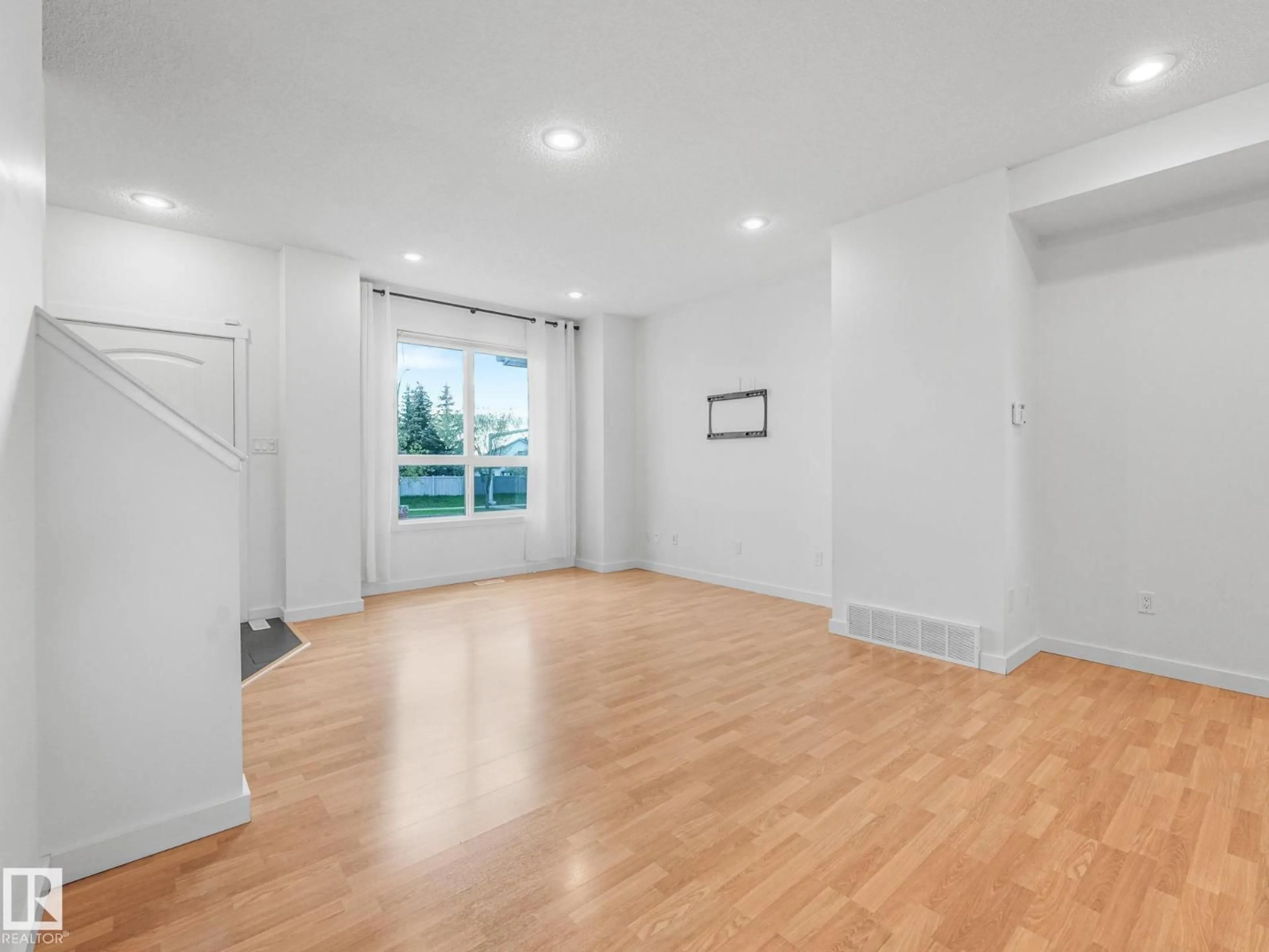A pic of a room for NW - 16915 82 ST, Edmonton Alberta T5Z0H4