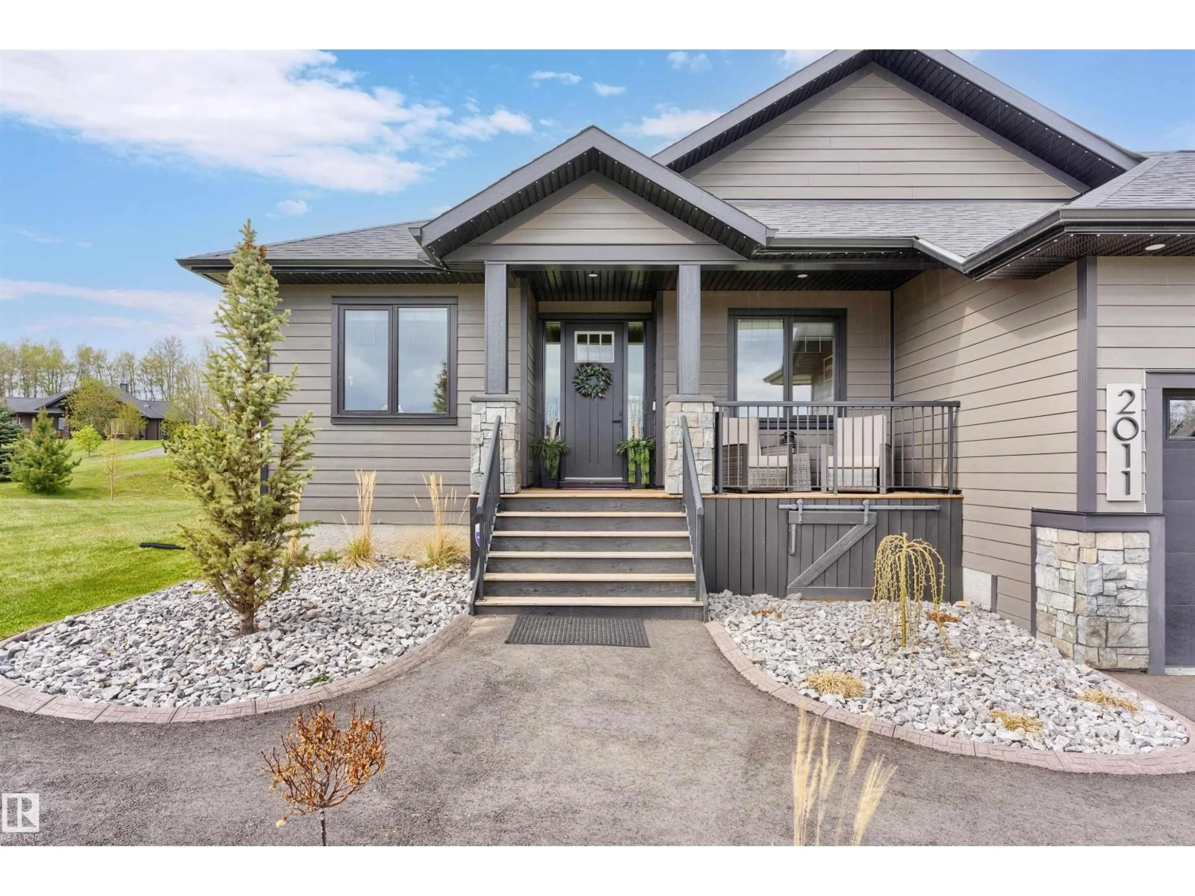 Home with vinyl exterior material, street for 2011 SPRING DR, Rural Parkland County Alberta T7Z0G8