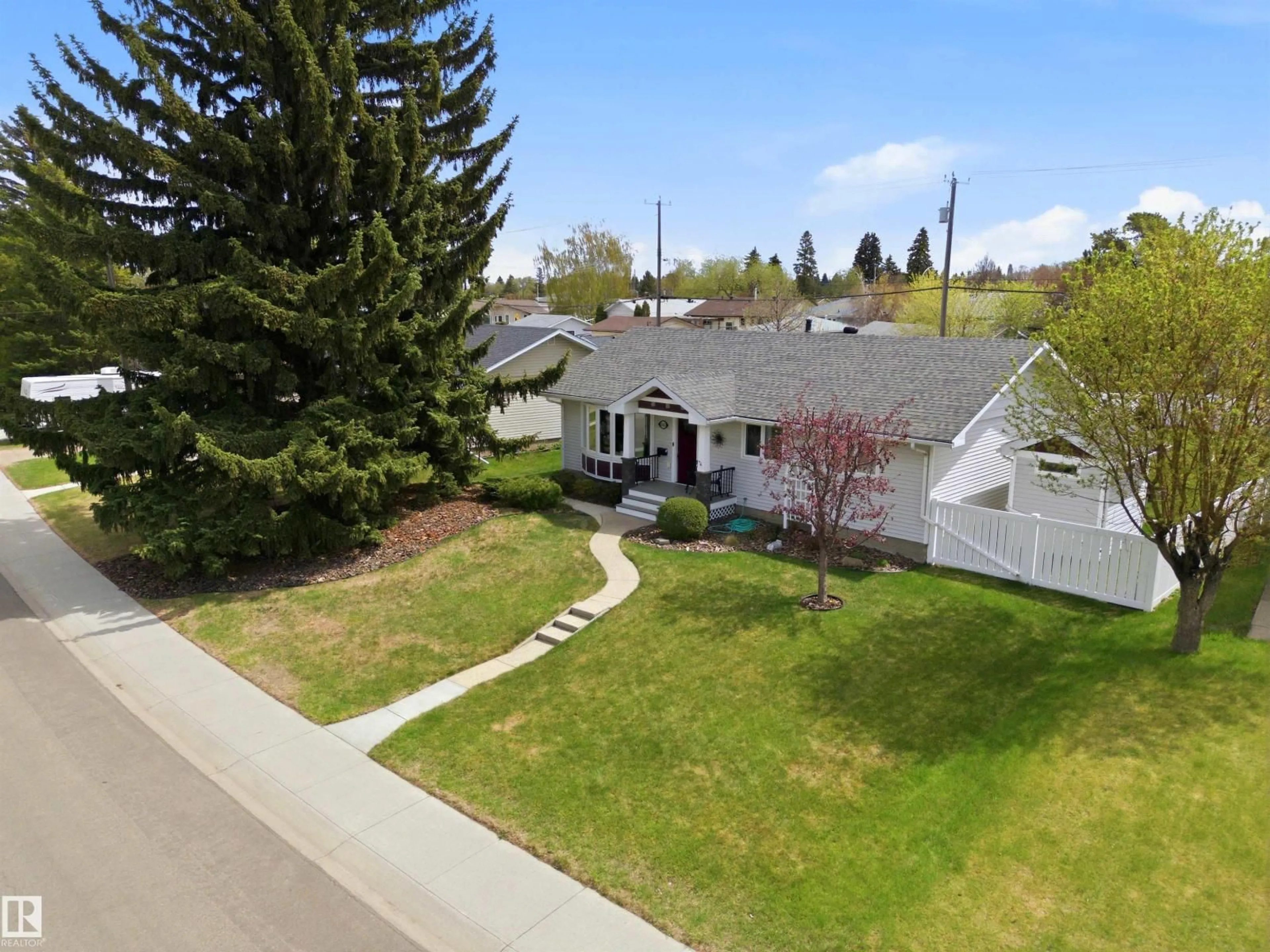 A pic from outside/outdoor area/front of a property/back of a property/a pic from drone, street for NW - 10663 59 ST, Edmonton Alberta T6A2K5