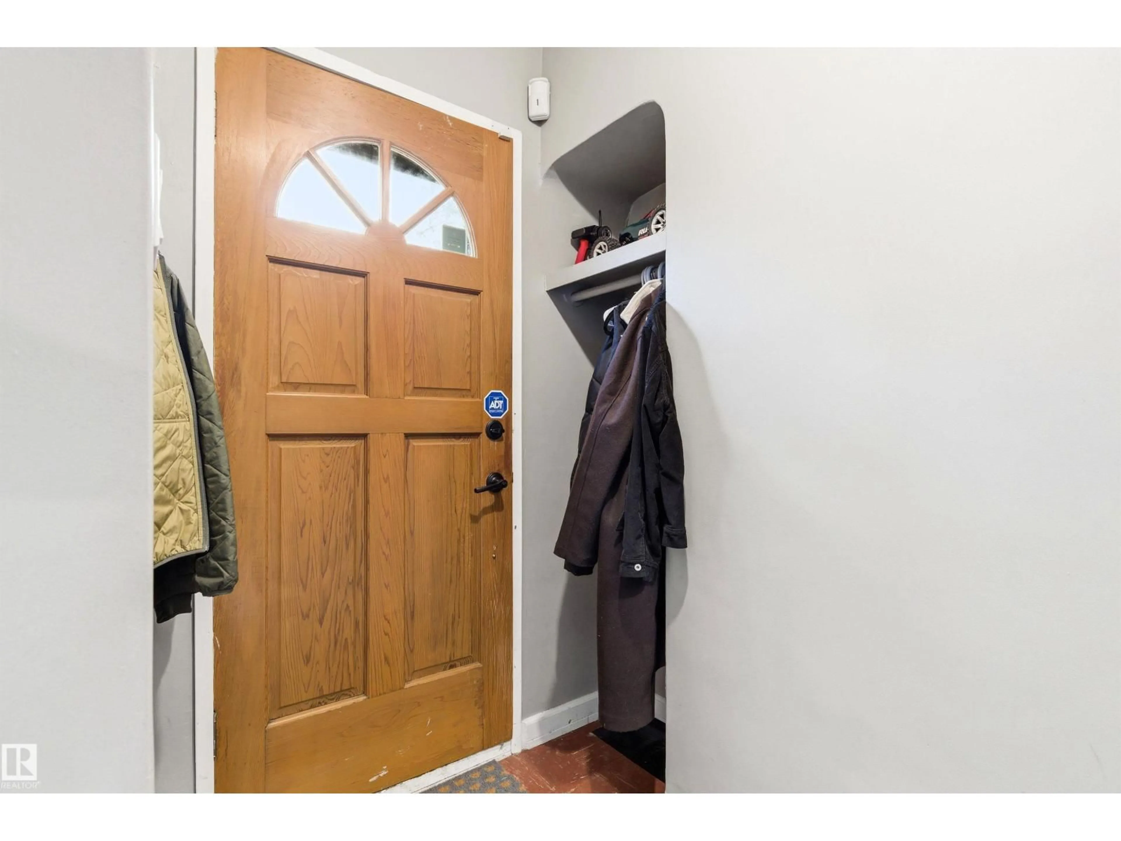Indoor entryway for 10827 64 AV, Edmonton Alberta T6H1T3