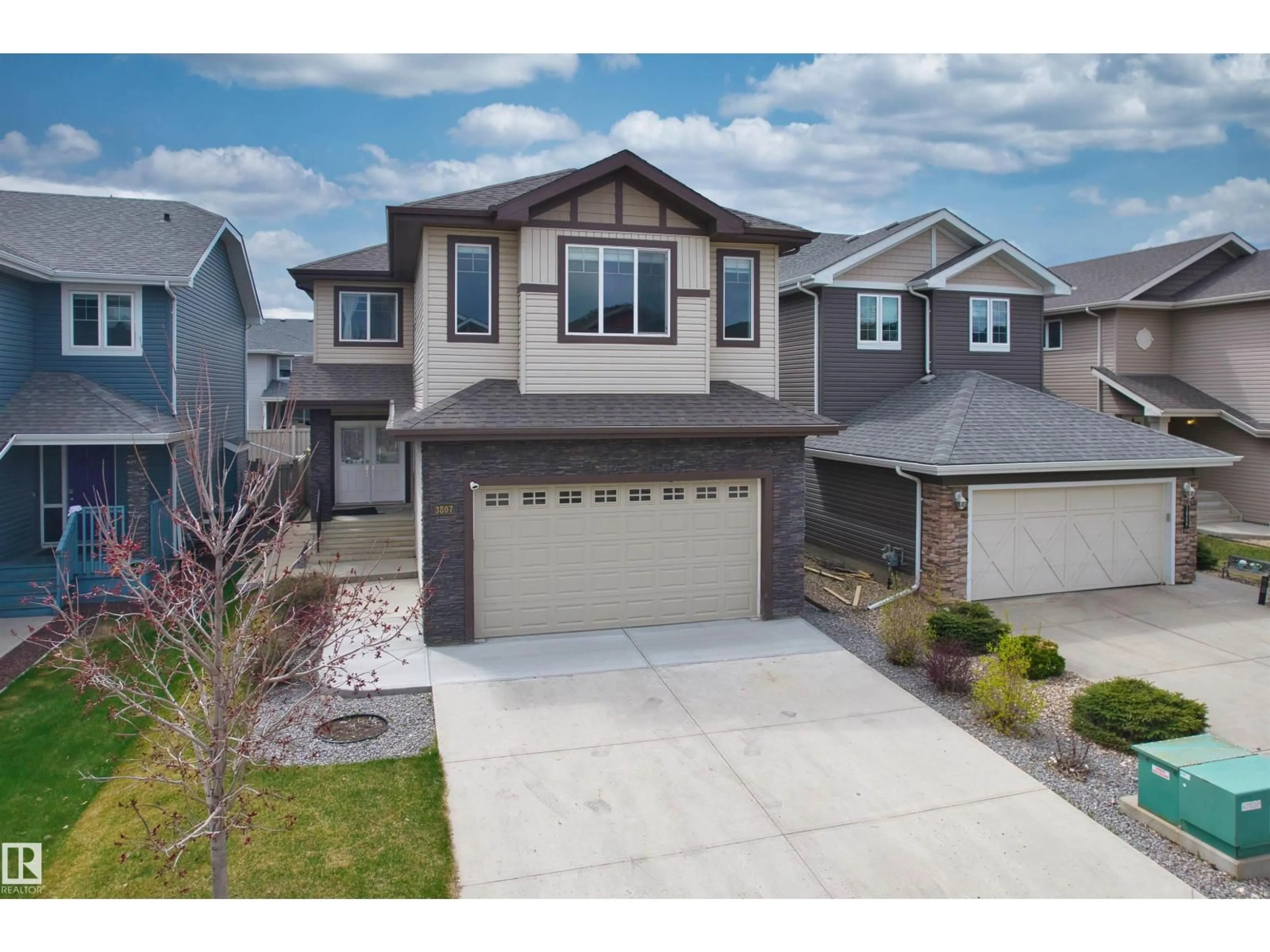A pic from outside/outdoor area/front of a property/back of a property/a pic from drone, street for 3807 CLAXTON SW, Edmonton Alberta T6W1Y5