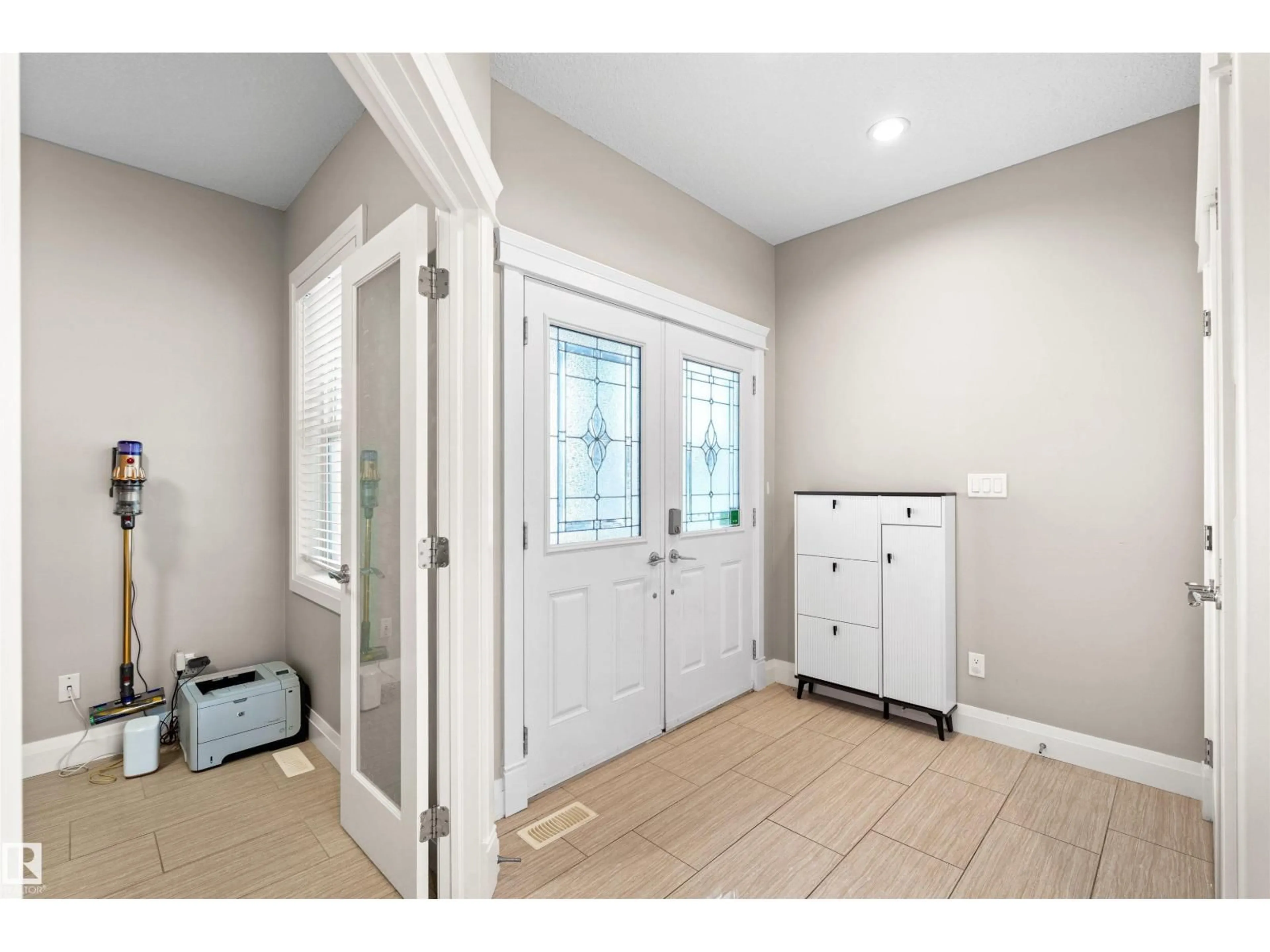 Indoor entryway for 3807 CLAXTON SW, Edmonton Alberta T6W1Y5