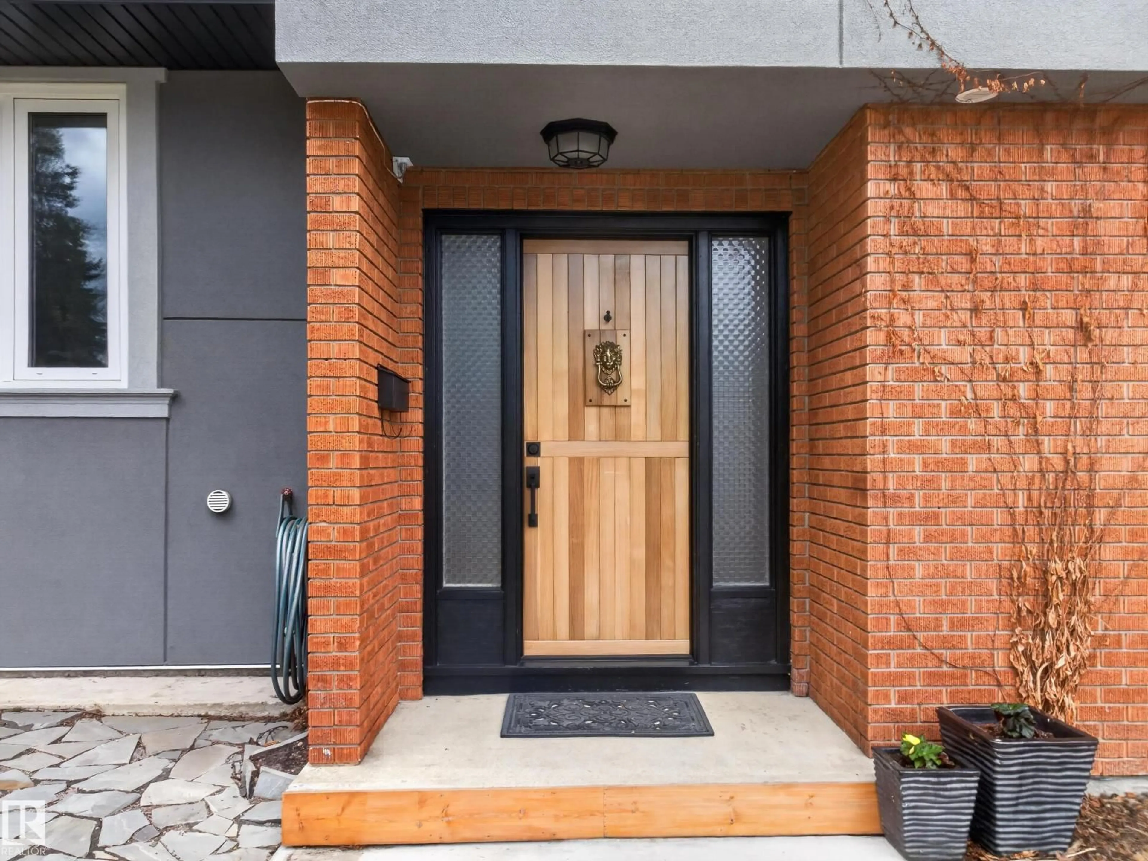 Indoor entryway for 4112 120 ST, Edmonton Alberta T6J1Y1