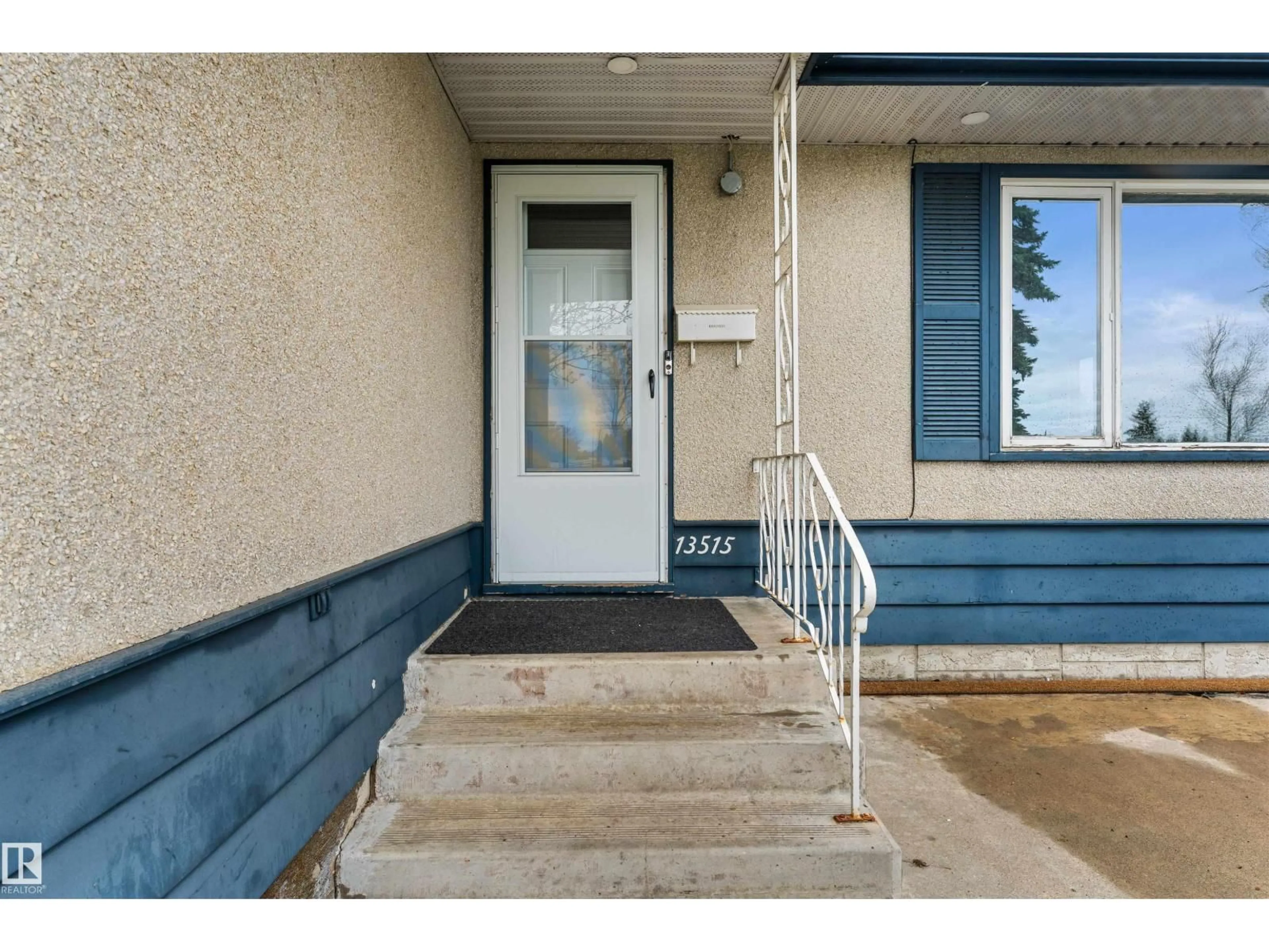 Indoor entryway for 13515 59 ST NW, Edmonton Alberta T5A0S1
