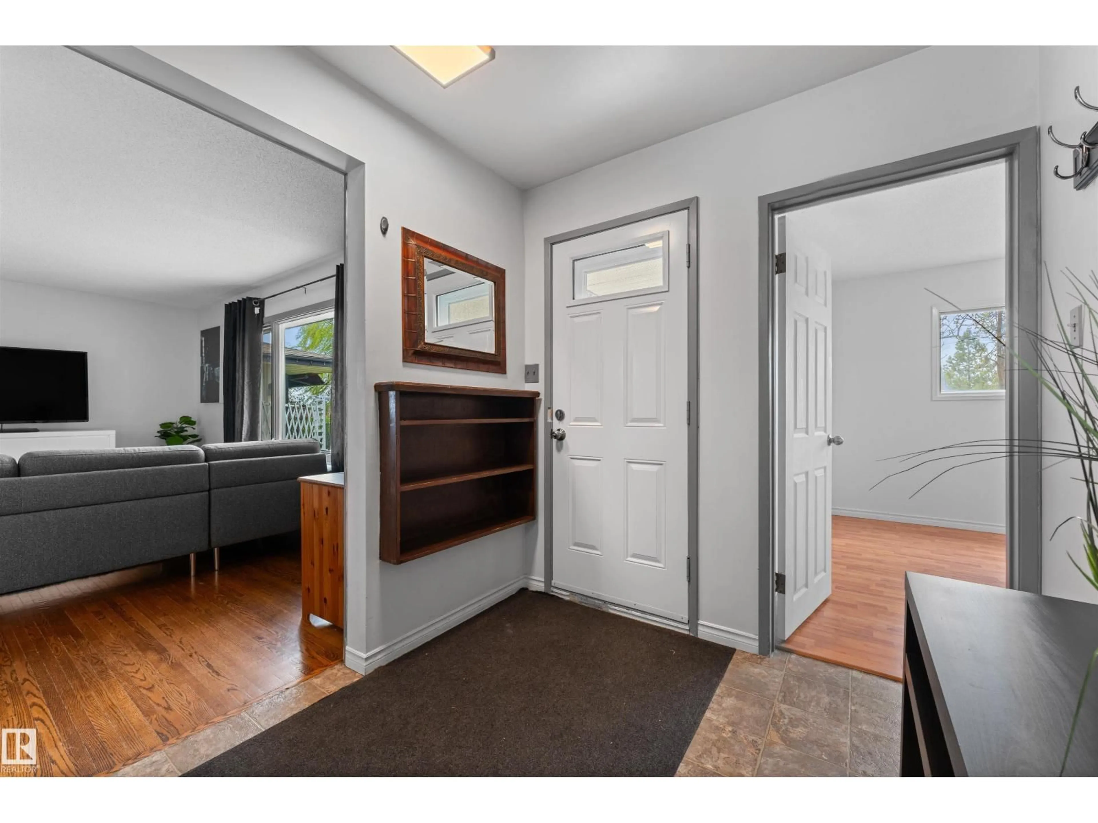 Indoor entryway for 13515 59 ST NW, Edmonton Alberta T5A0S1