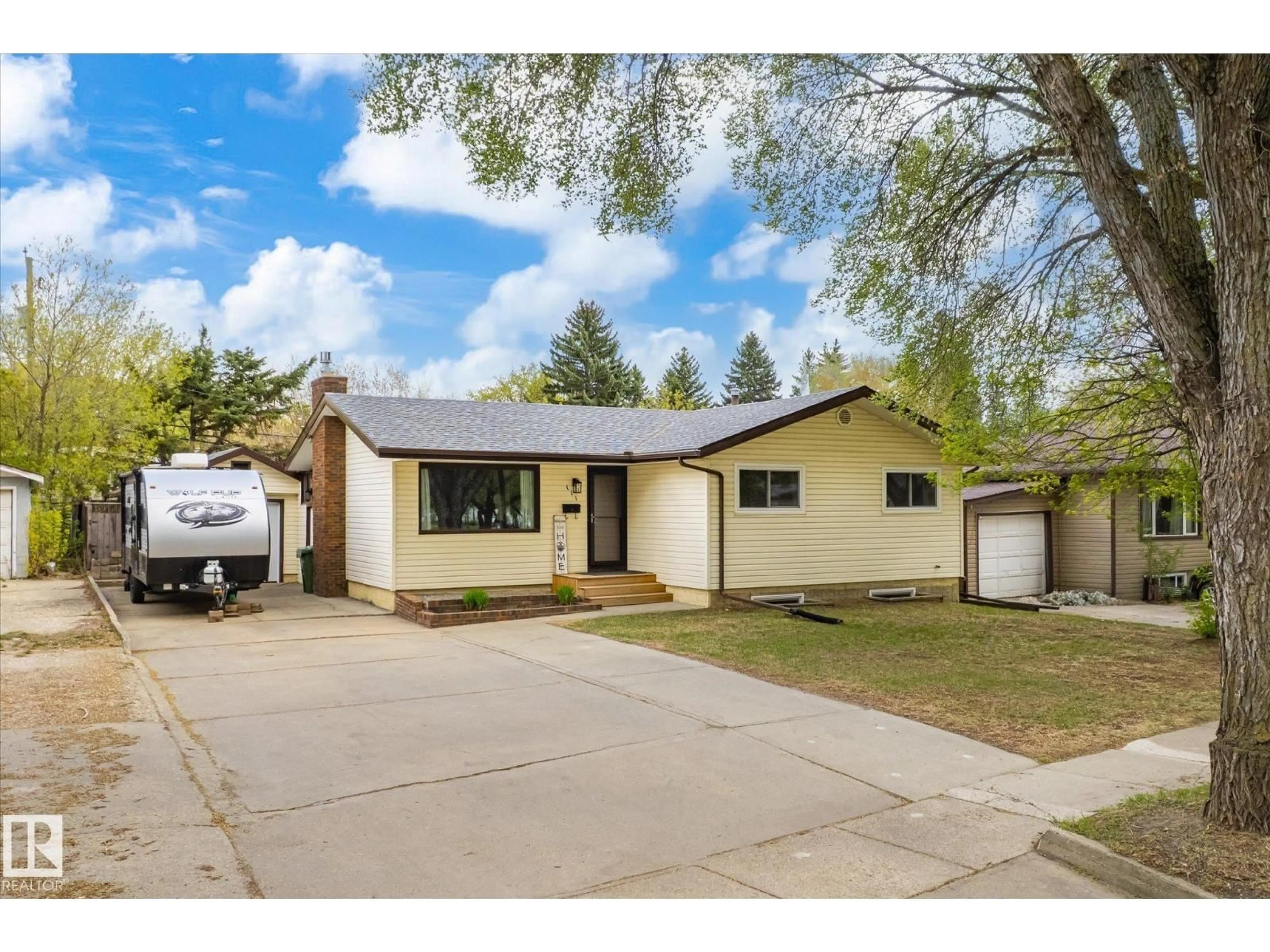 Home with vinyl exterior material, street for 111 GROSVENOR BV, St. Albert Alberta T8N0Y2