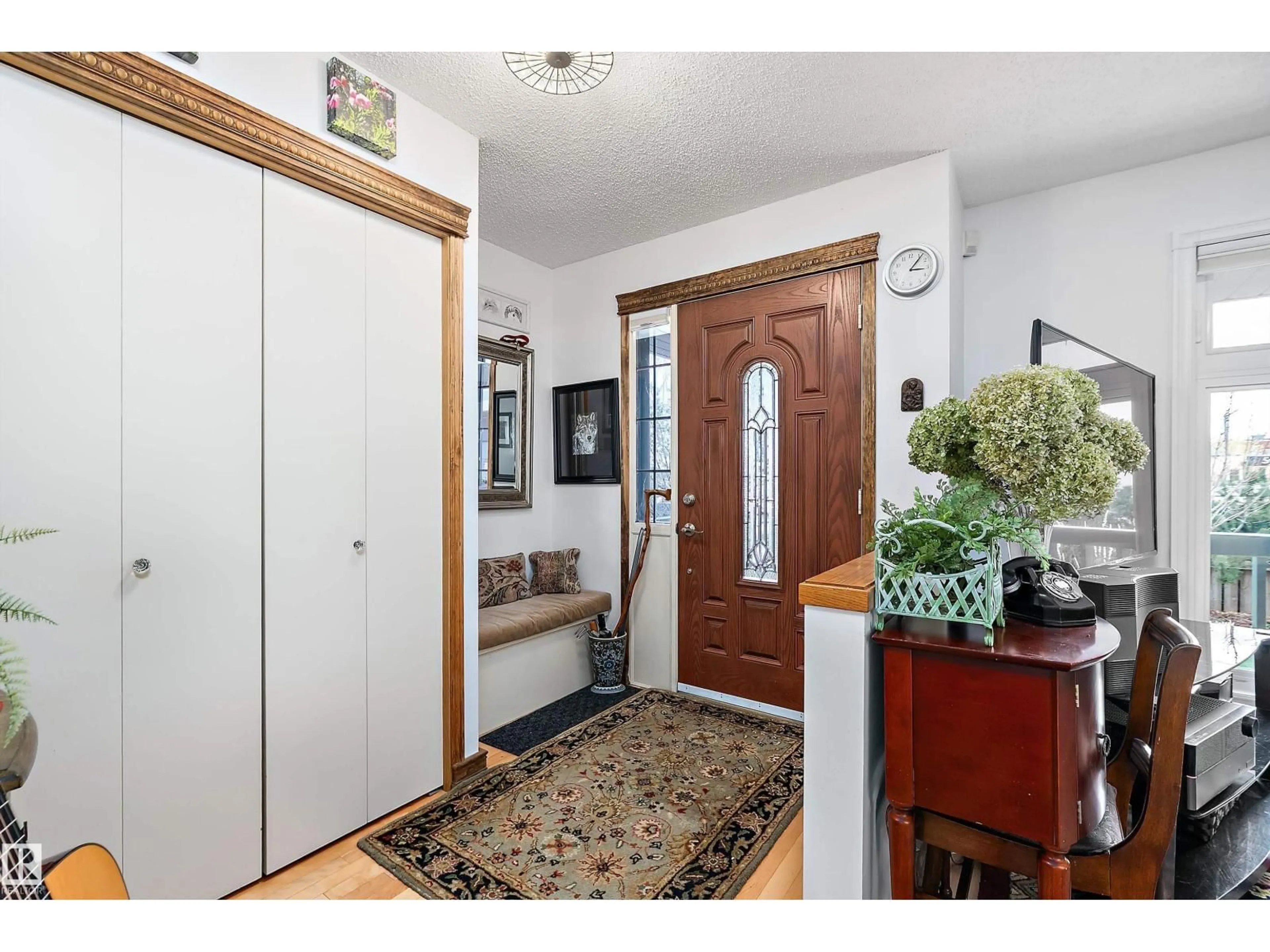 Indoor entryway for 9420 102A AV, Edmonton Alberta T5H4L7