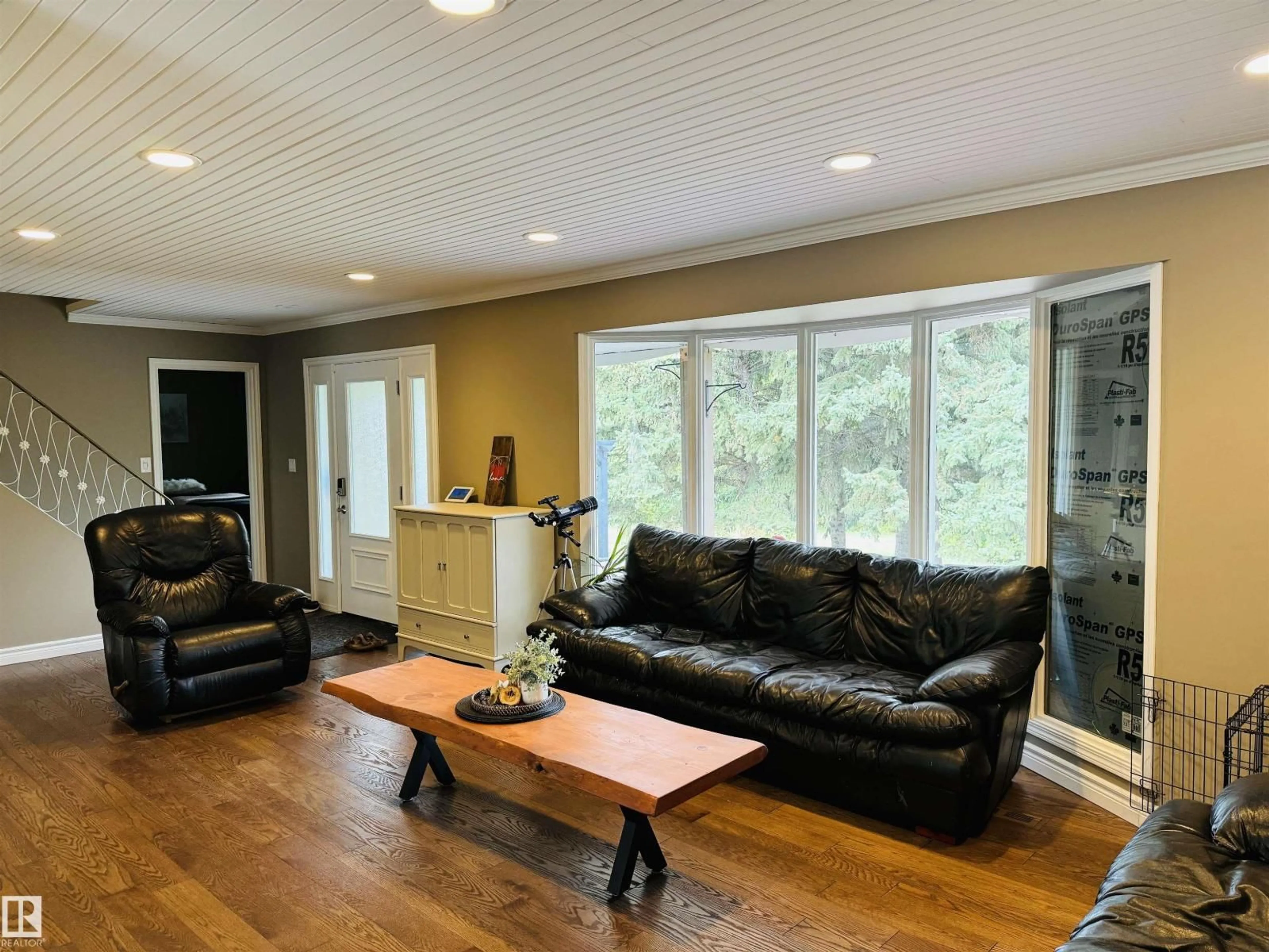 Living room with furniture, wood/laminate floor for 10 VISCOUNT DRIVE, Rural Sturgeon County Alberta T8T0E1