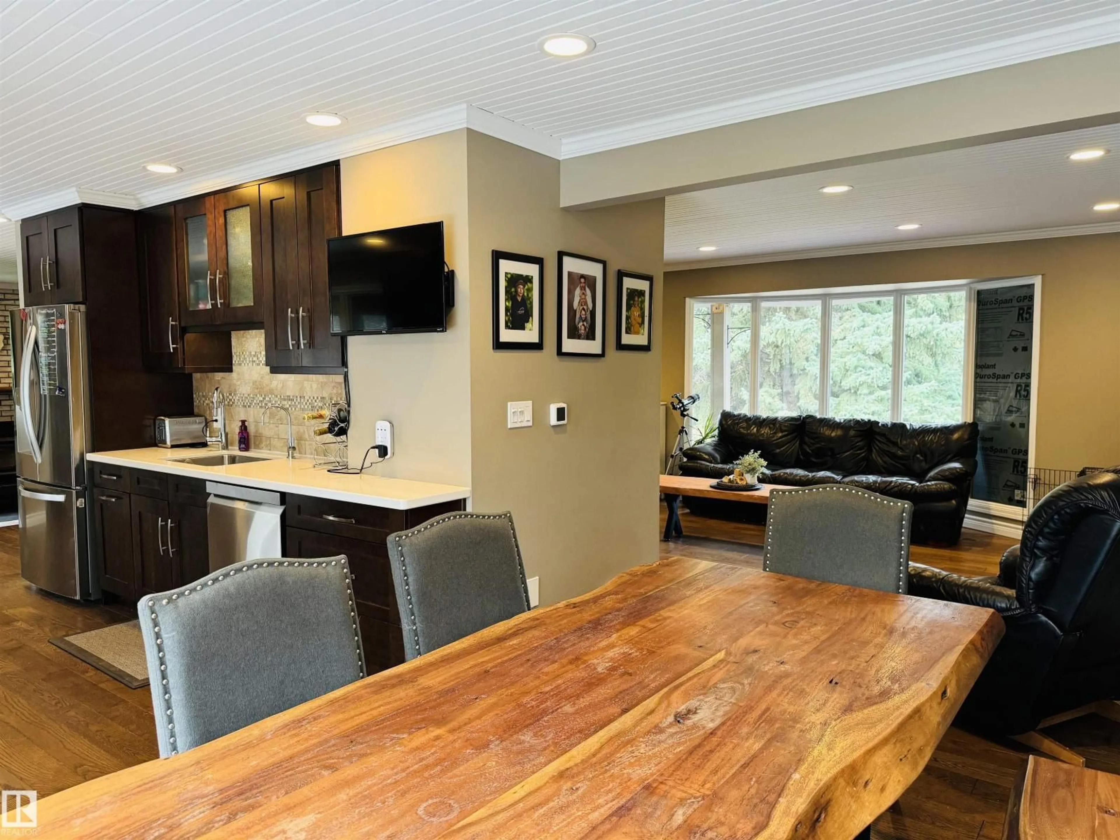 Open concept kitchen, wood/laminate floor for 10 VISCOUNT DRIVE, Rural Sturgeon County Alberta T8T0E1