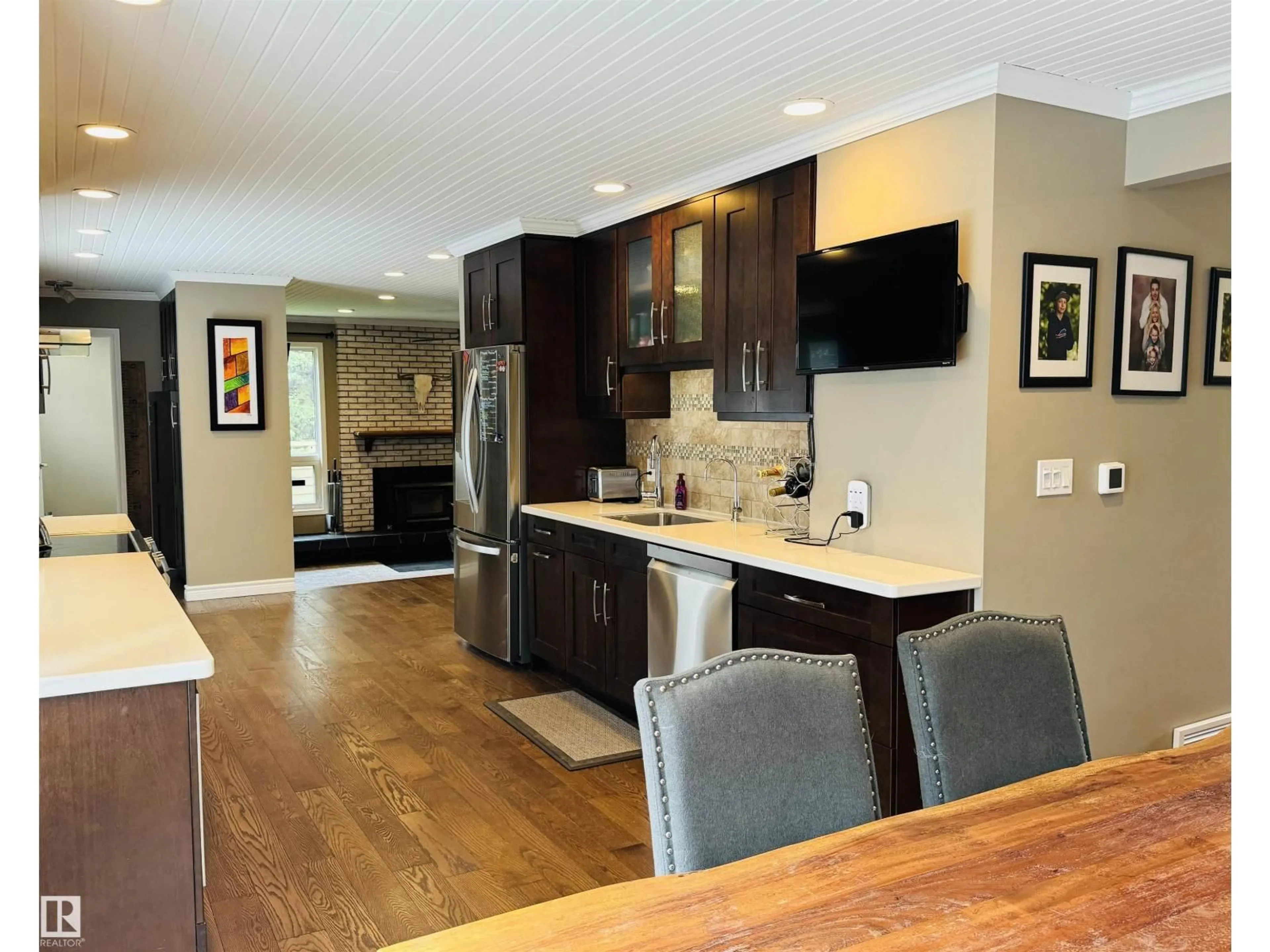 Open concept kitchen, wood/laminate floor for 10 VISCOUNT DRIVE, Rural Sturgeon County Alberta T8T0E1