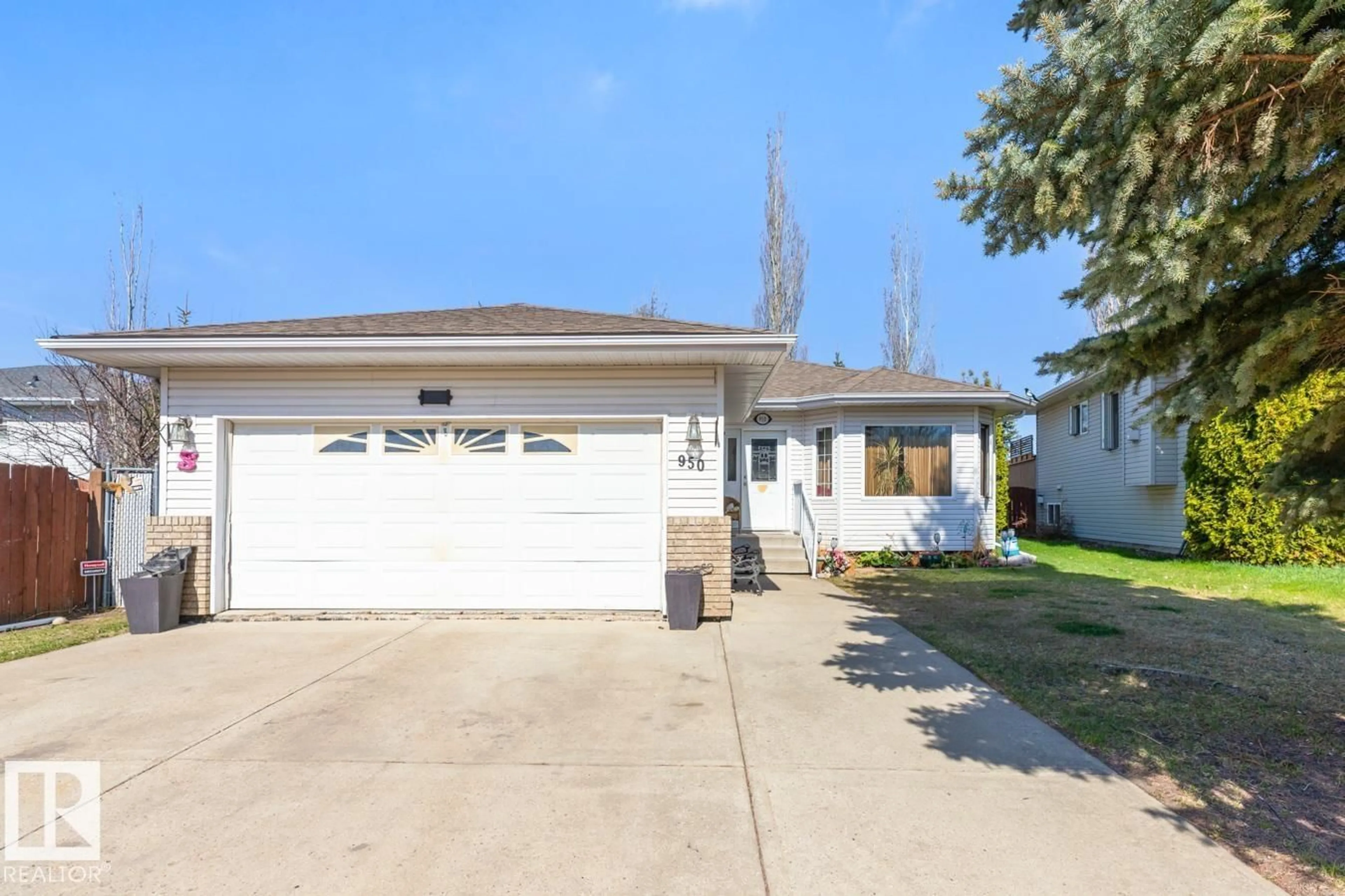 Home with vinyl exterior material, street for 950 JIM COMMON DR, Sherwood Park Alberta T8H1Y3