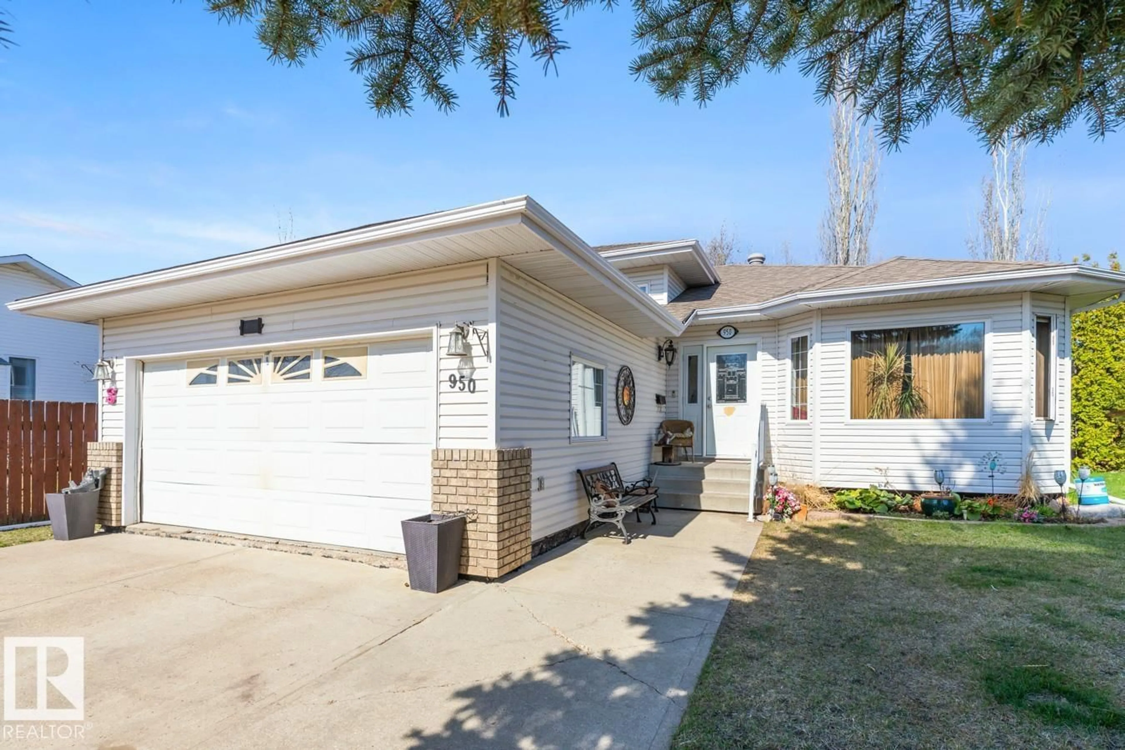 Home with vinyl exterior material, street for 950 JIM COMMON DR, Sherwood Park Alberta T8H1Y3