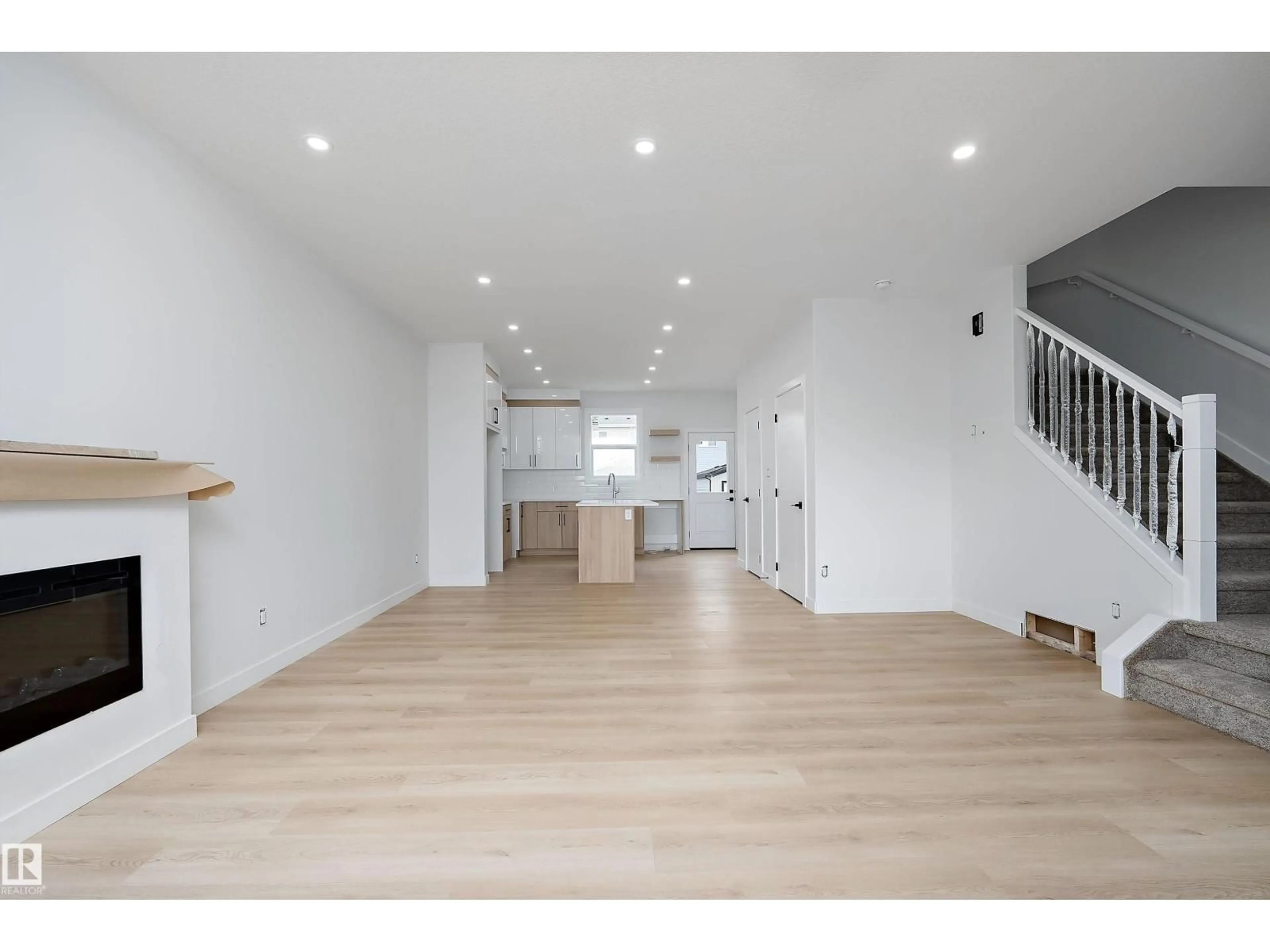 Indoor foyer for 525 ROBINSON BV, Leduc Alberta T9E1P8