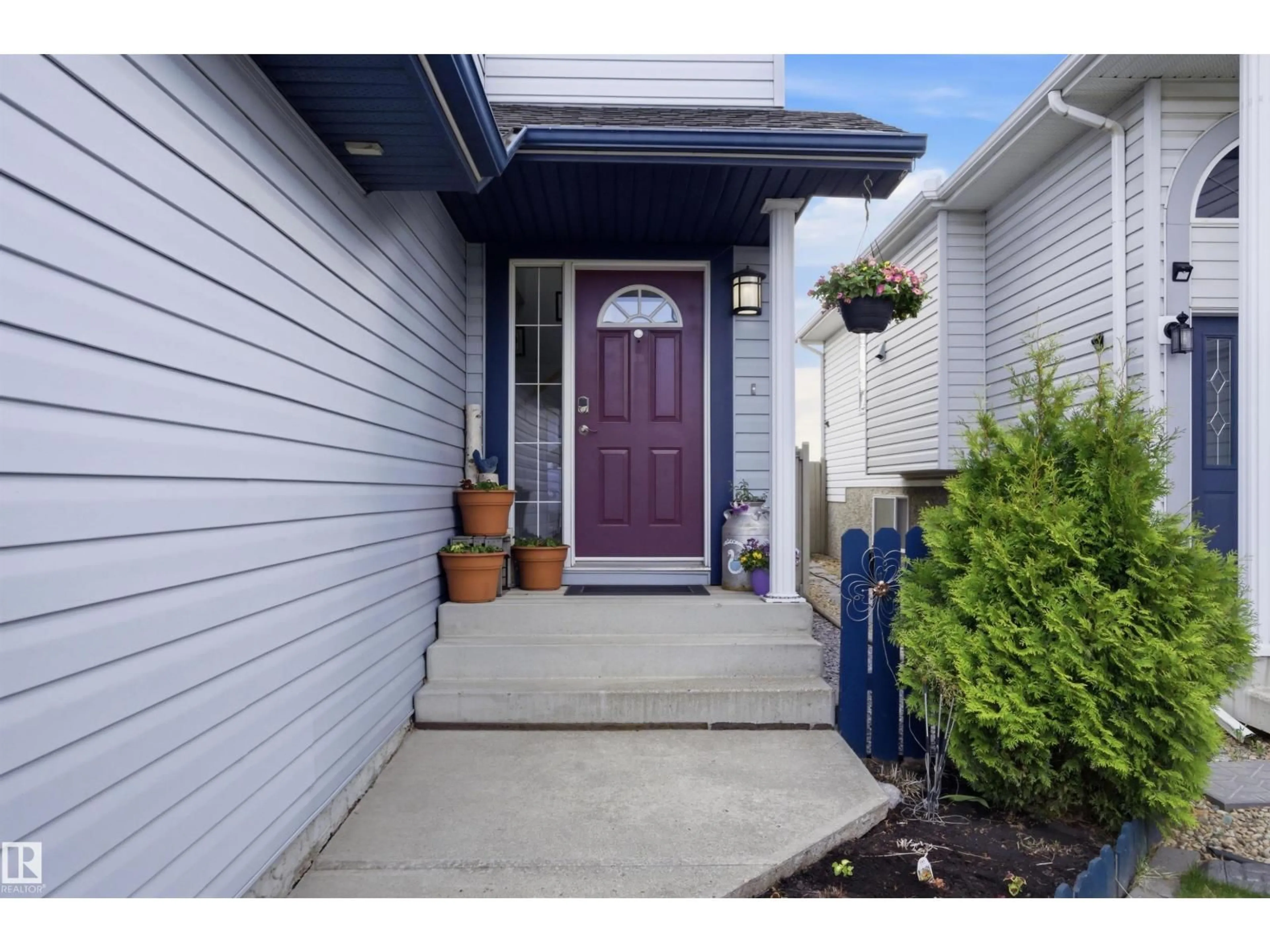 Indoor entryway for 8915 8 AV, Edmonton Alberta T6X1B9