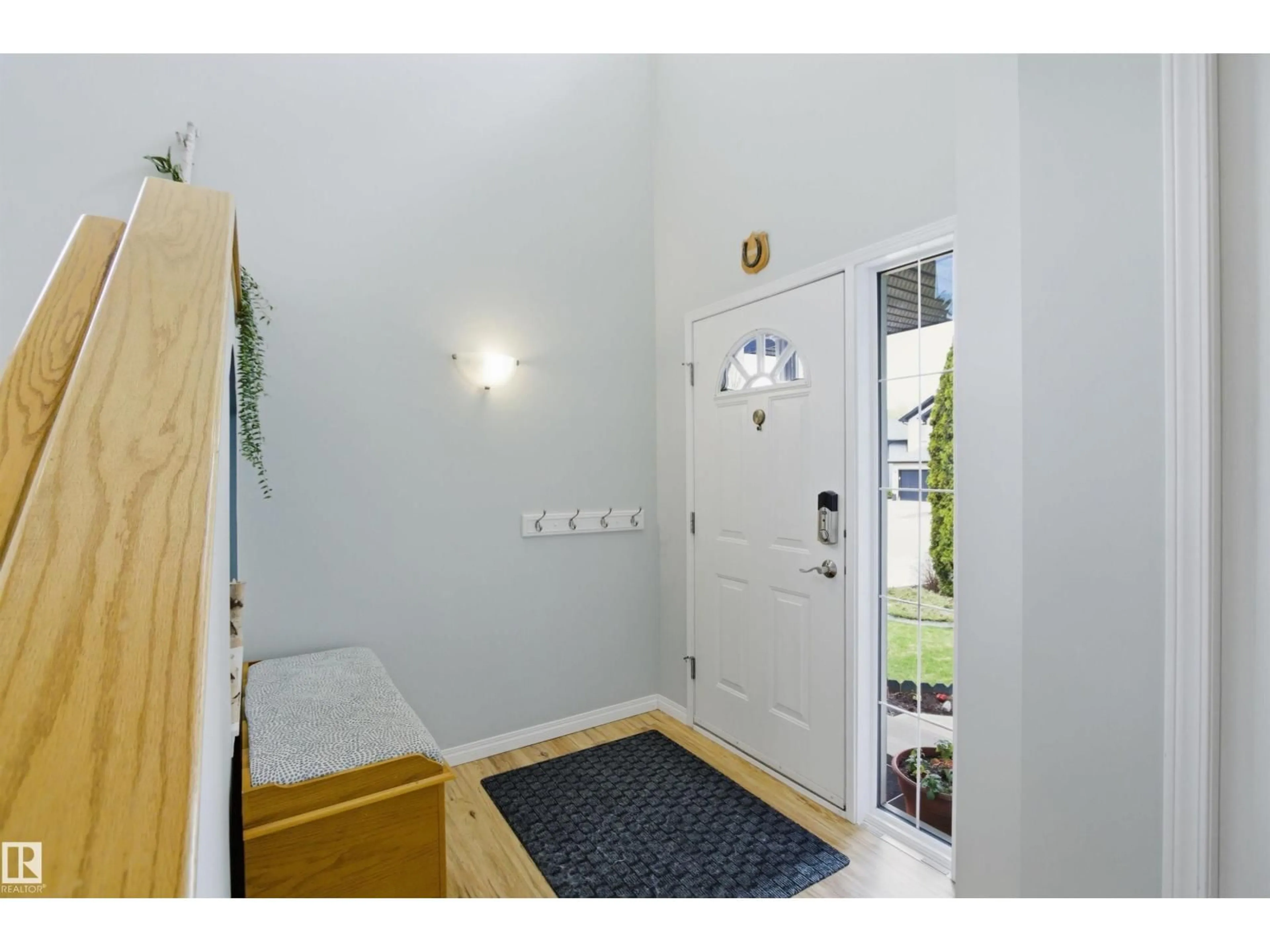 Indoor entryway for 8915 8 AV, Edmonton Alberta T6X1B9