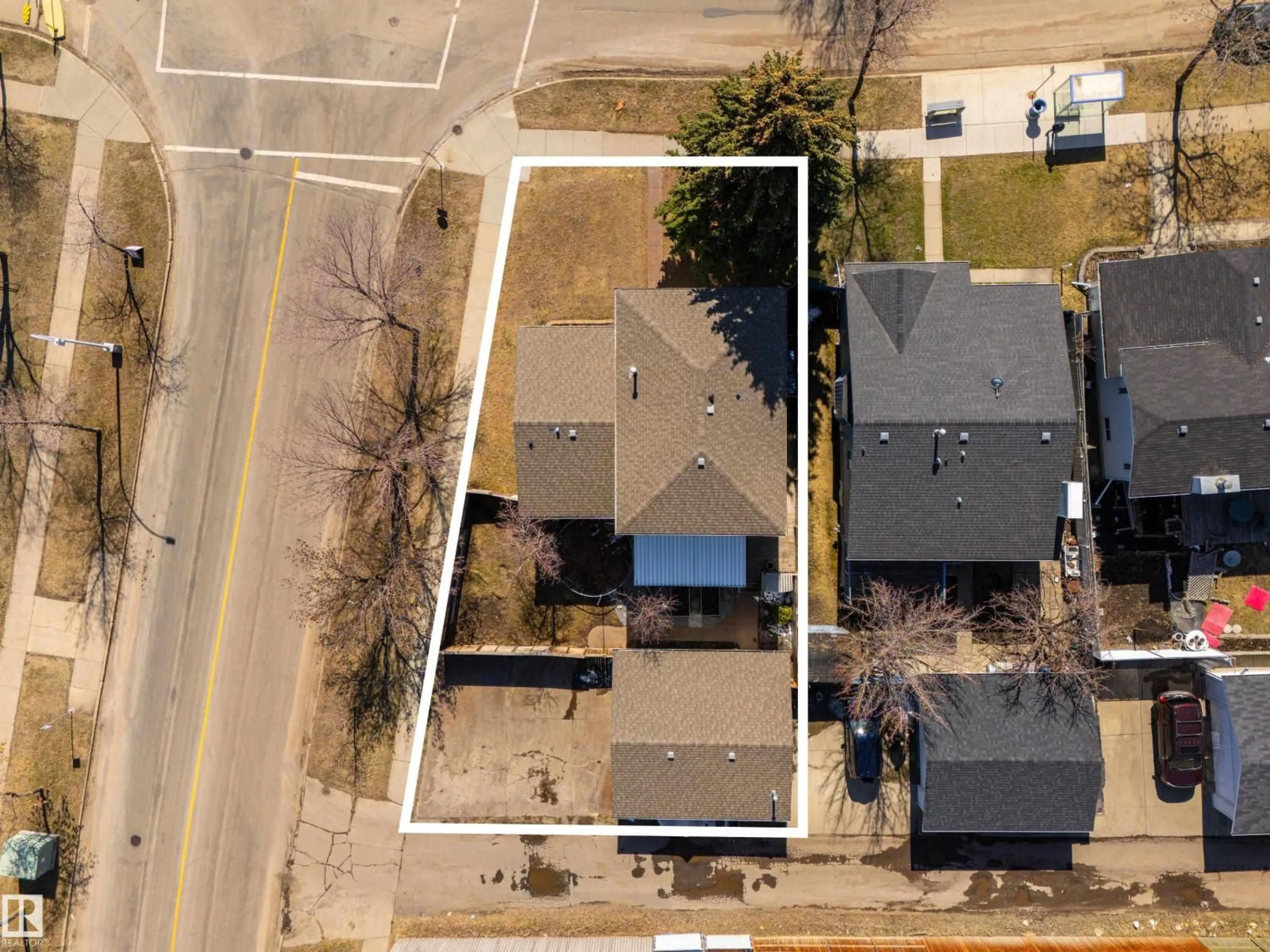 A pic from outside/outdoor area/front of a property/back of a property/a pic from drone, street for 17828 91 ST, Edmonton Alberta T5Z2L1