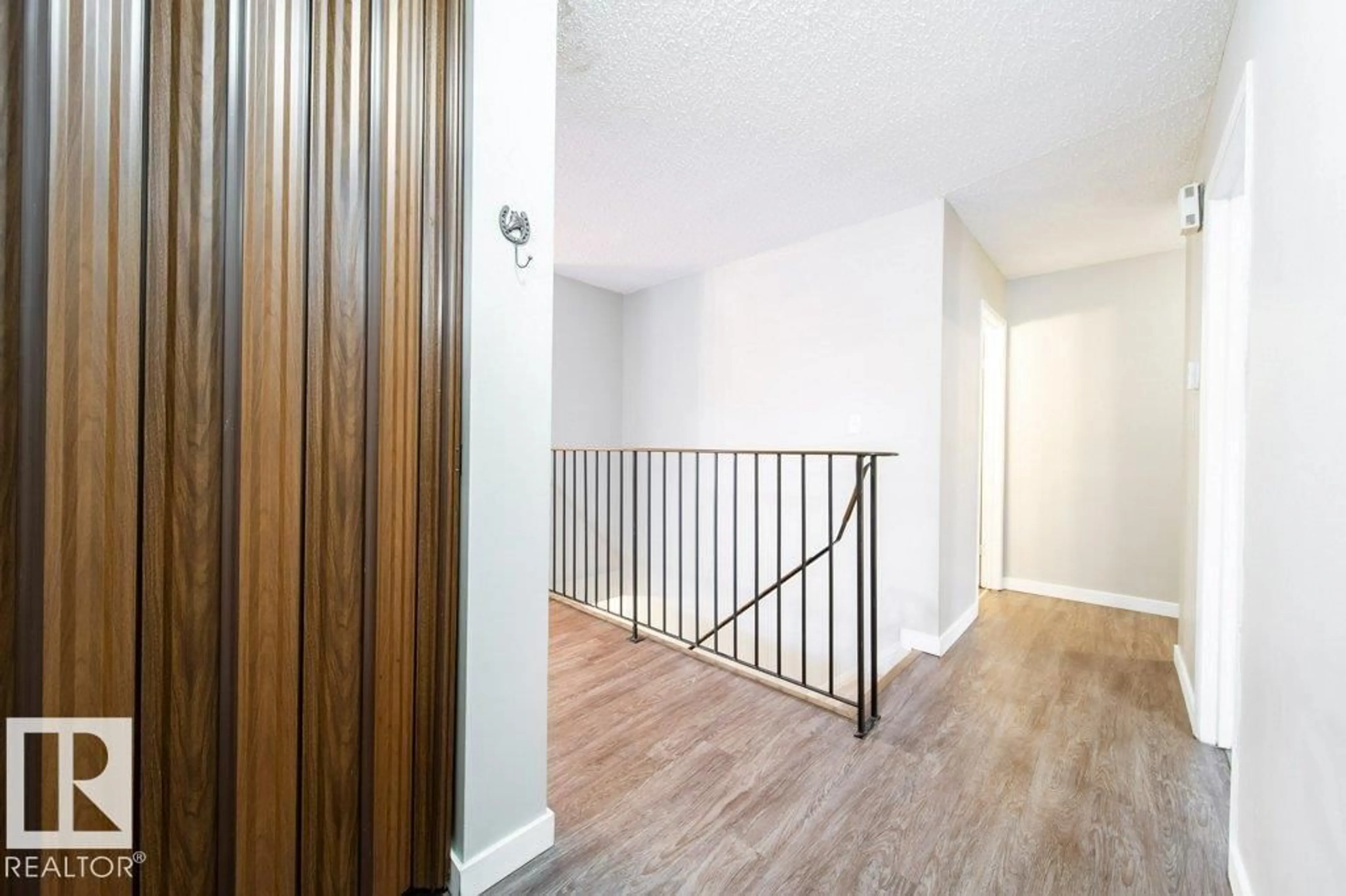 Indoor foyer for 17106 108 ST NW, Edmonton Alberta T5X3C6