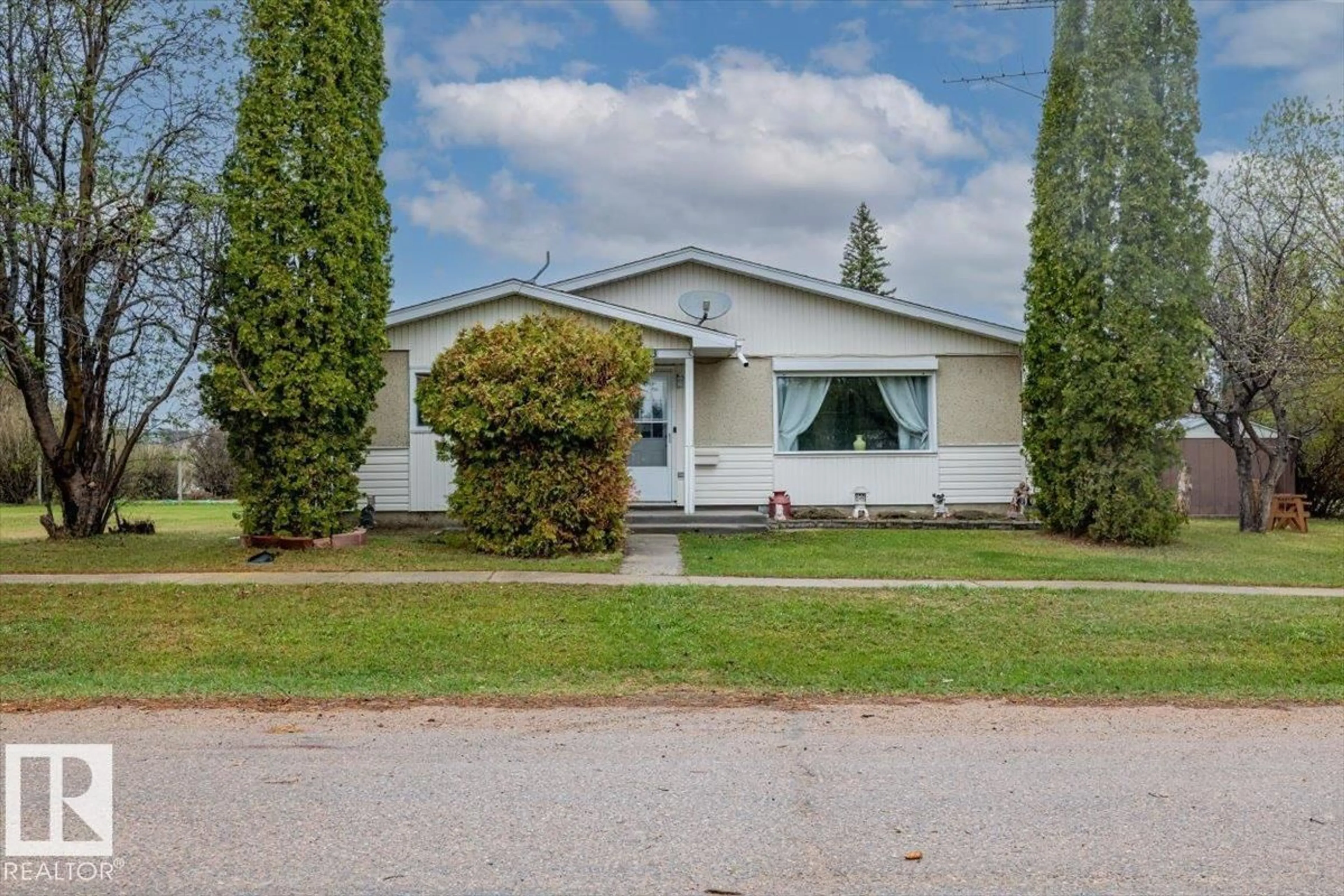 Home with vinyl exterior material, street for 4903 53 ST, Innisfree Alberta T0B2G0