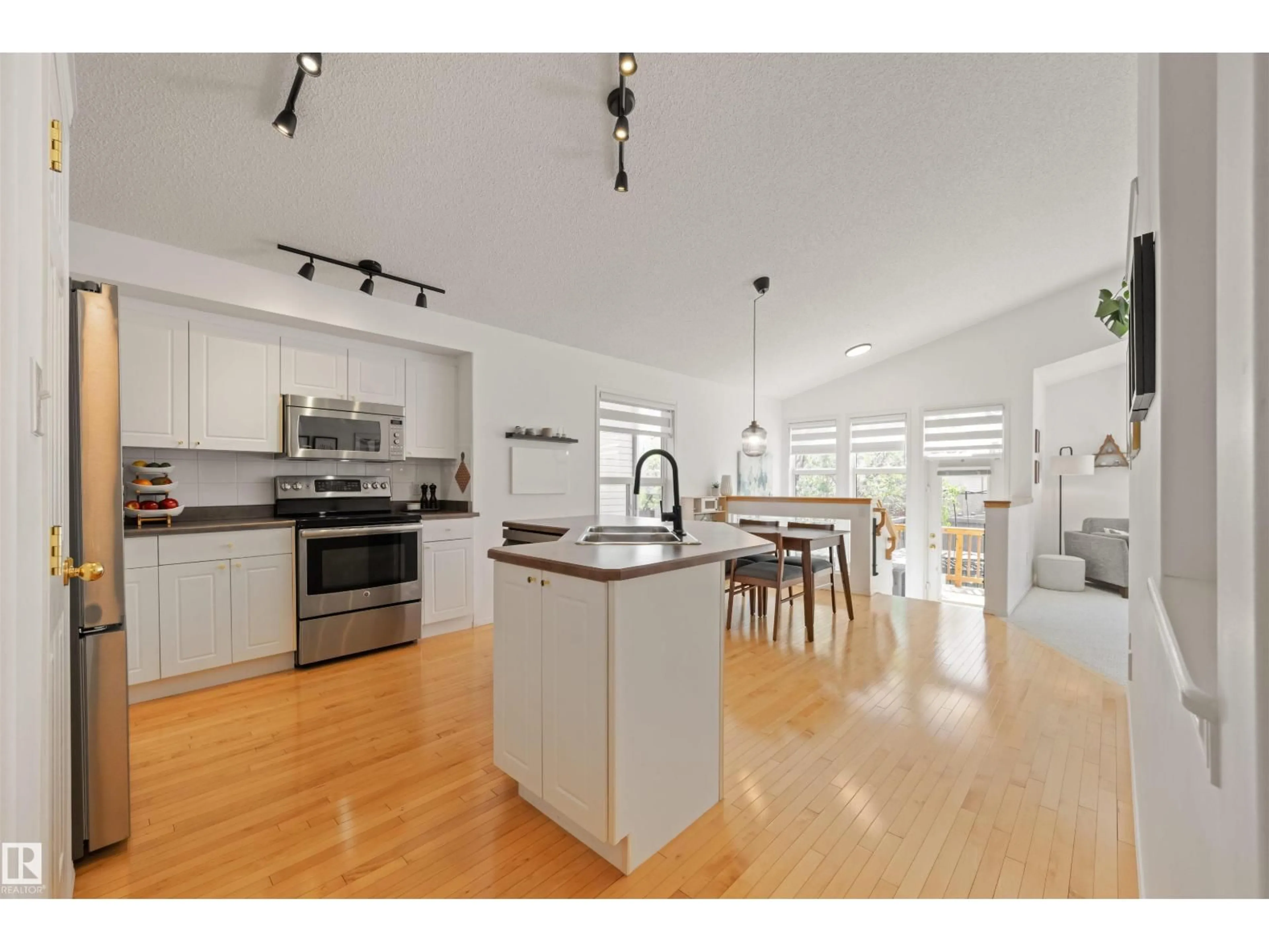 Open concept kitchen, unknown for 611 BECK CL, Edmonton Alberta T6W1E6