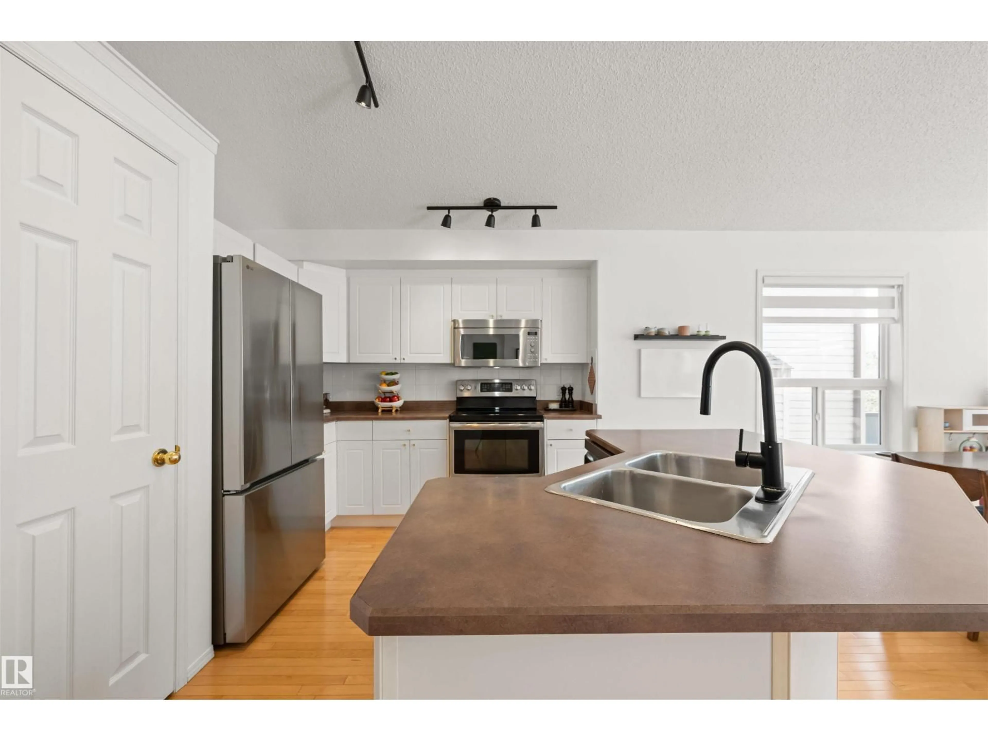 Open concept kitchen, unknown for 611 BECK CL, Edmonton Alberta T6W1E6