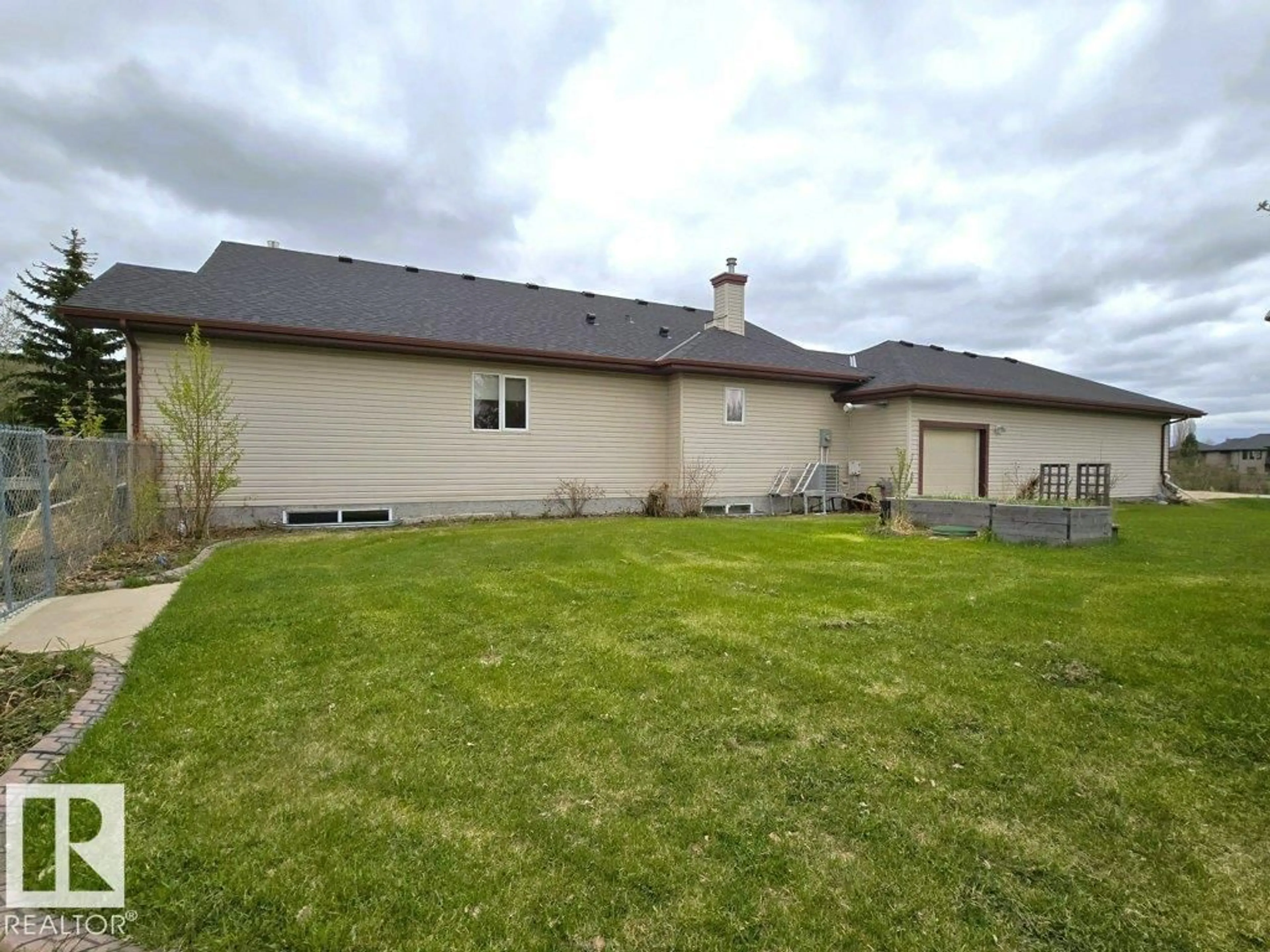 A pic from outside/outdoor area/front of a property/back of a property/a pic from drone, unknown for 267 RANGE ROAD 223, Rural Strathcona County Alberta T8E2M3