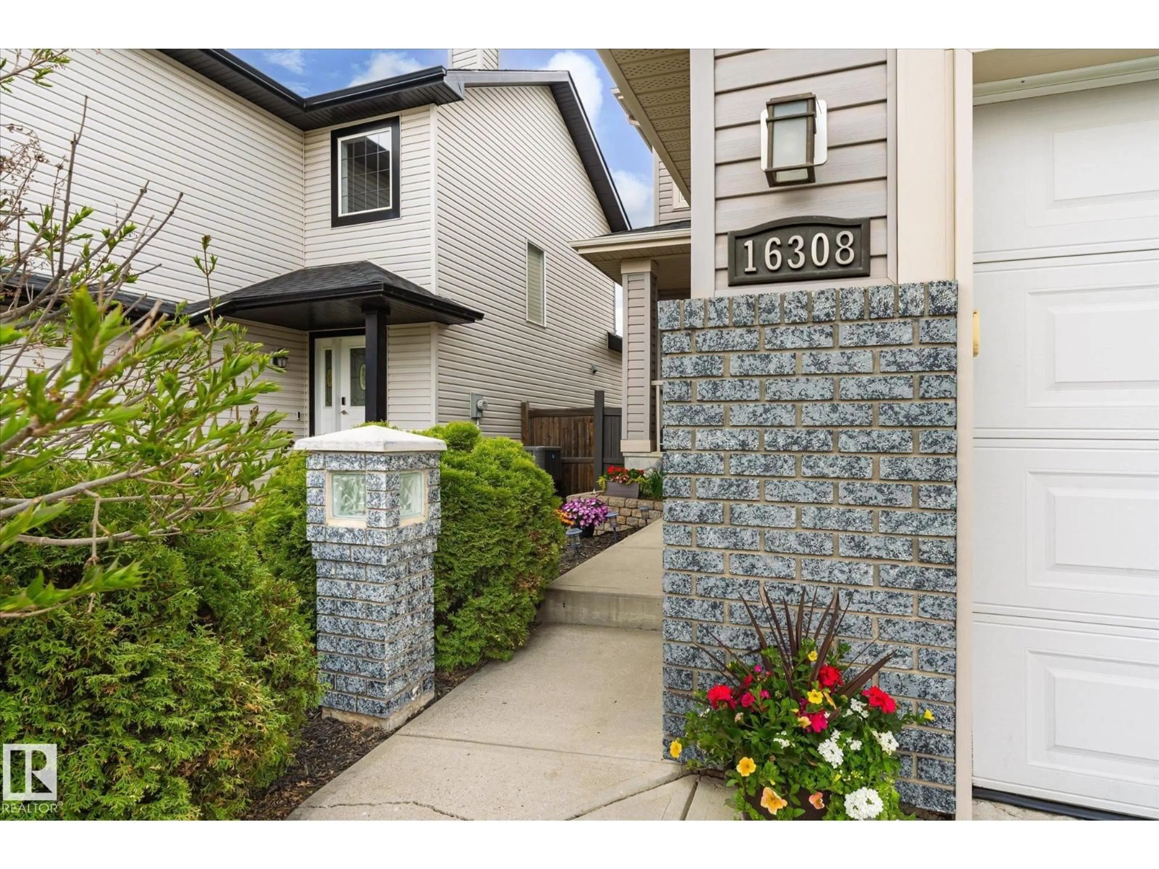 Indoor entryway for NW - 16308 49 ST, Edmonton Alberta T5Y3H8