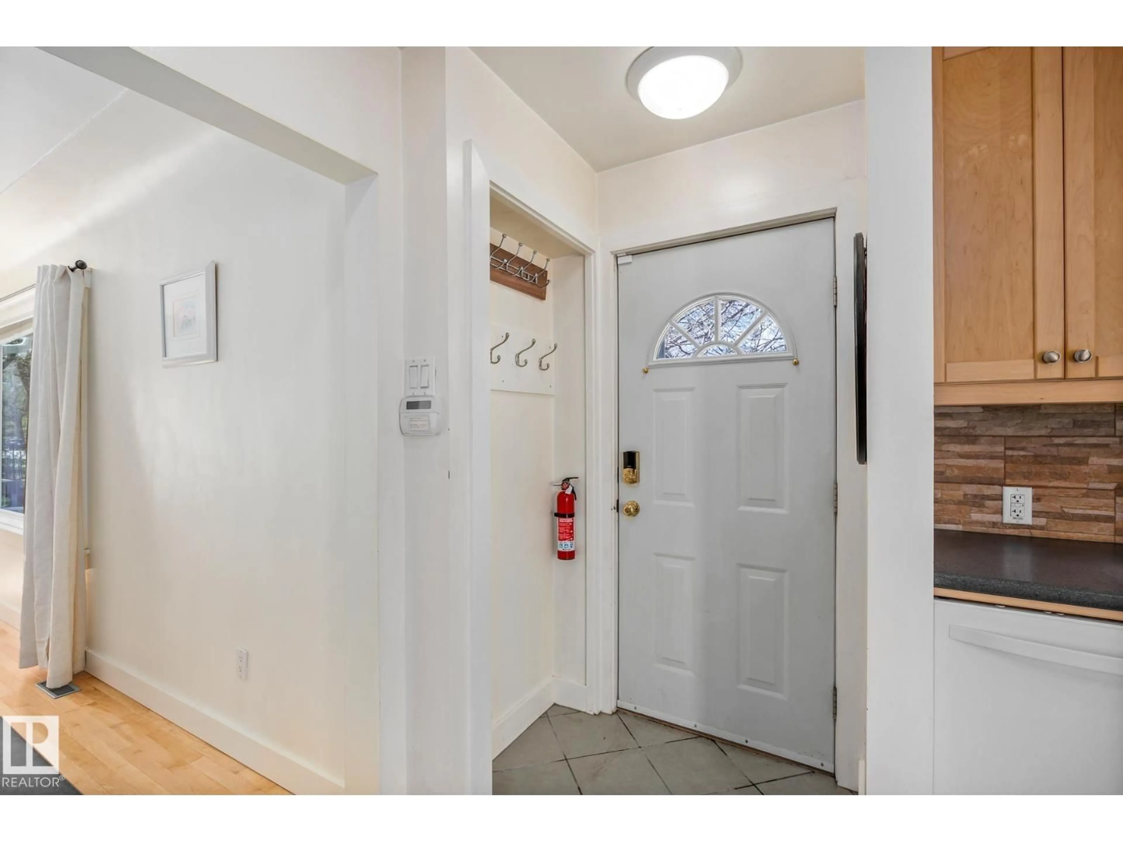 Indoor entryway for NW - 12323 104 ST, Edmonton Alberta T5G2L9