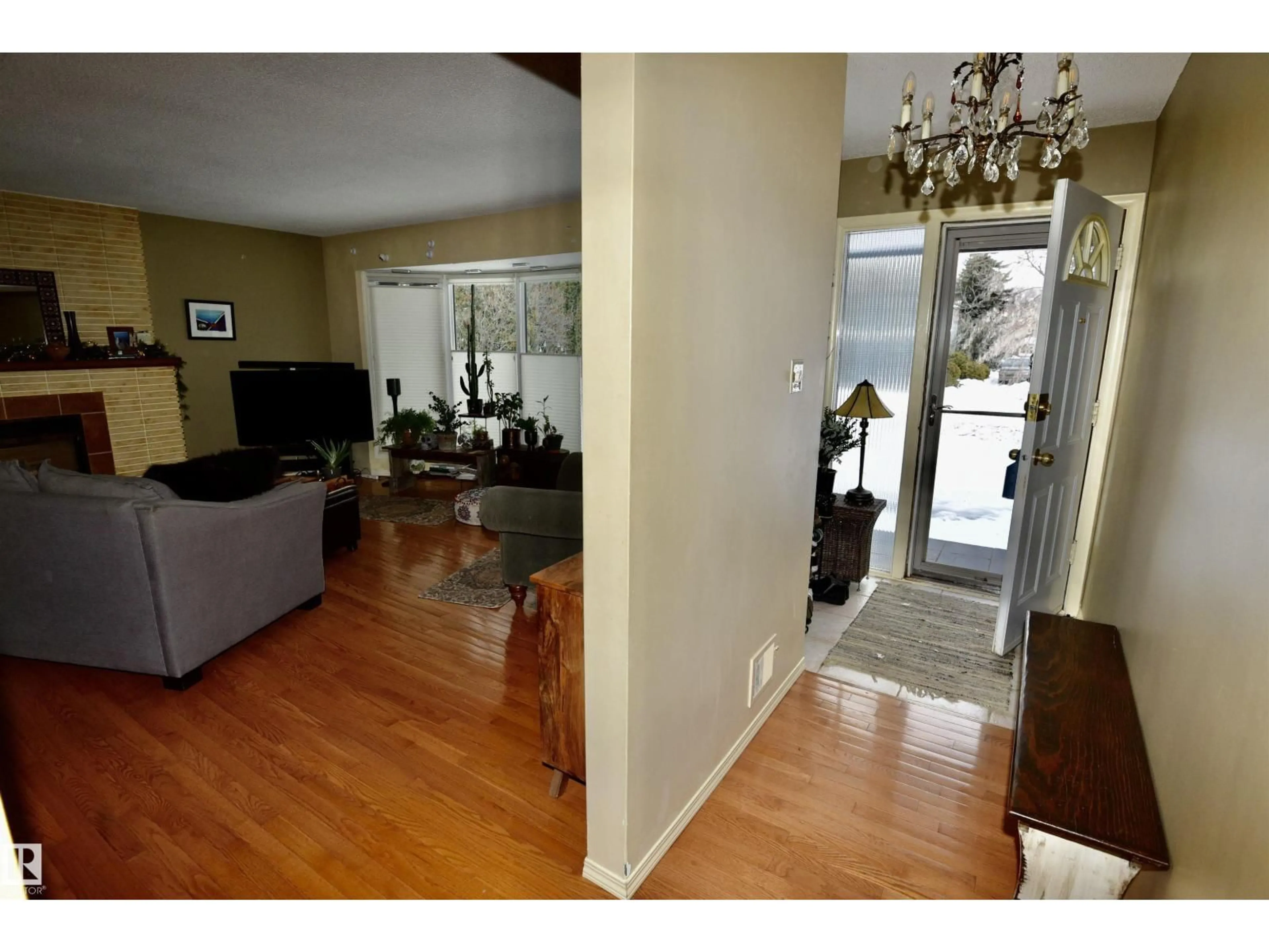 Indoor foyer for 13910 101A AV, Edmonton Alberta T5N0L2