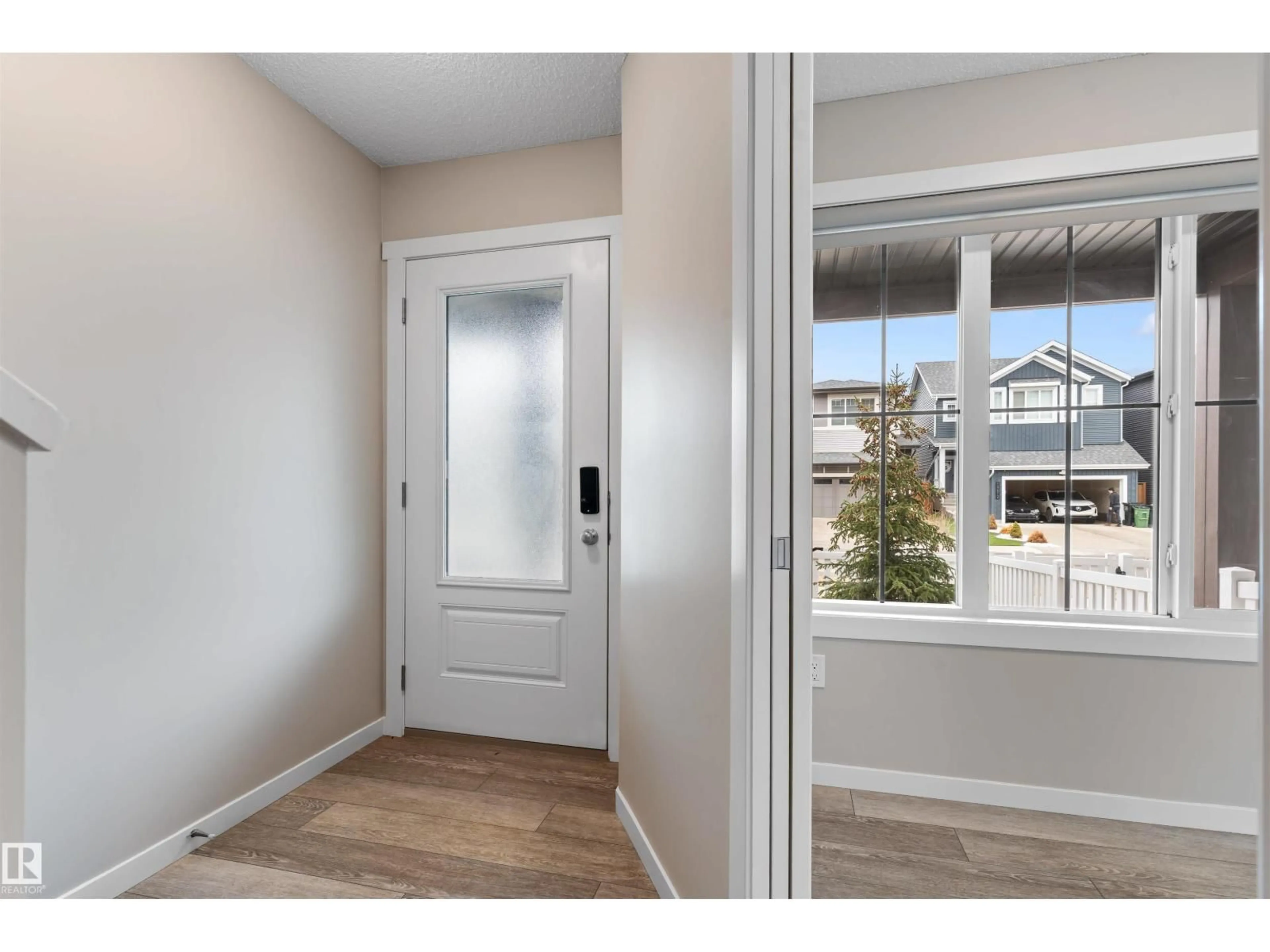Indoor entryway for 19615 28 AV, Edmonton Alberta T6M0X2
