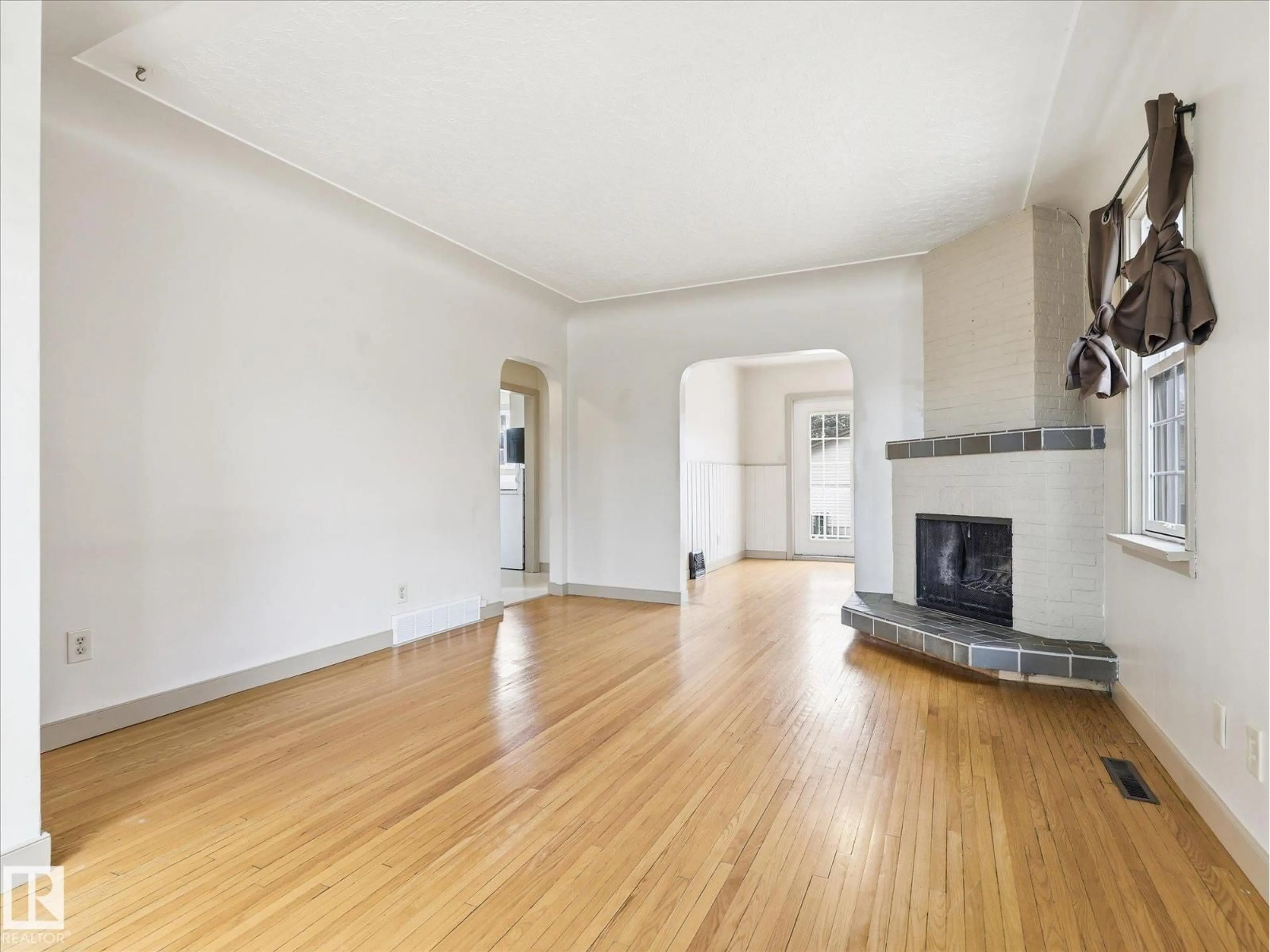 A pic of a room for 12324 104 ST, Edmonton Alberta T5G2L8