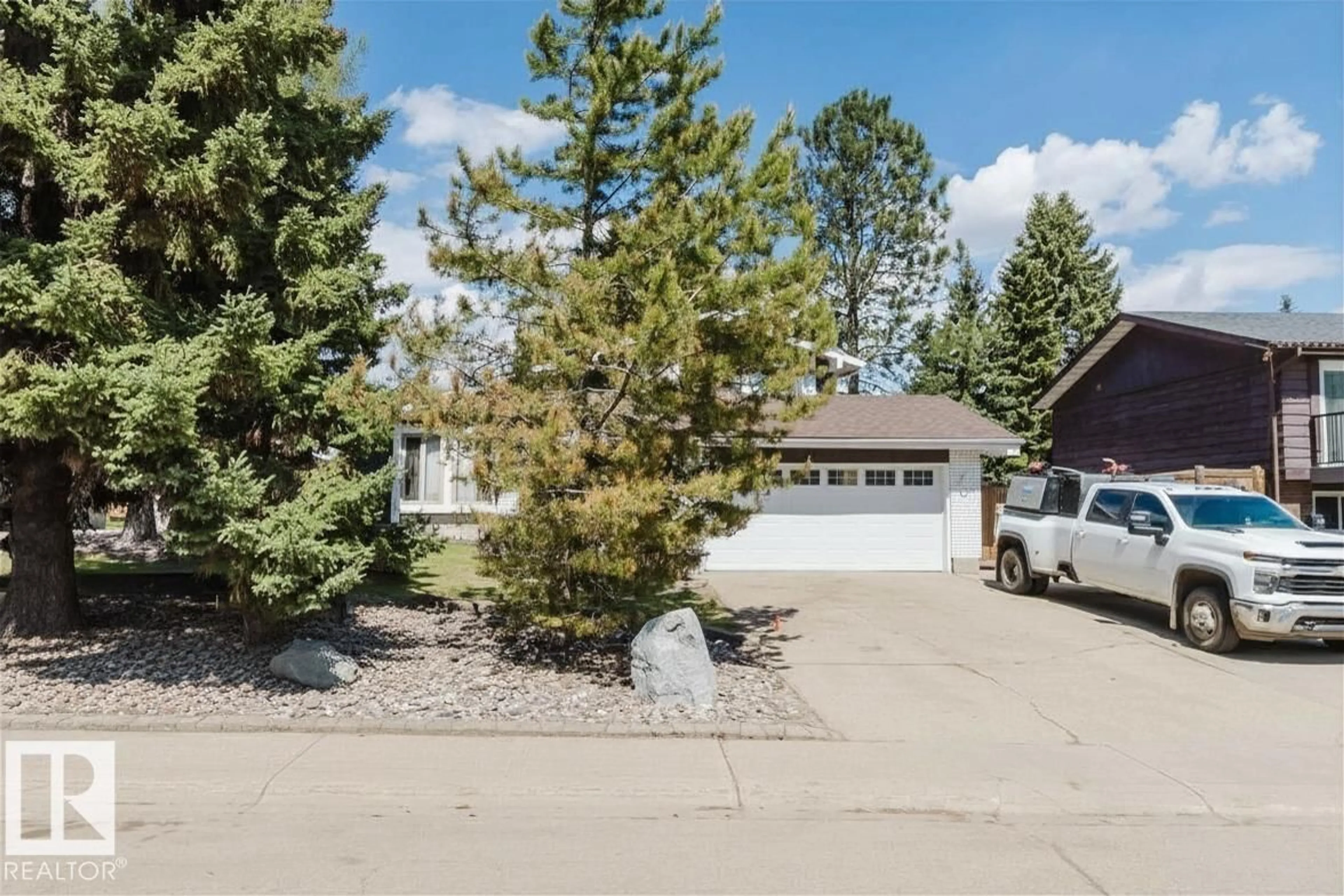 A pic from outside/outdoor area/front of a property/back of a property/a pic from drone, street for 24 BRAESIDE CR, Sherwood Park Alberta T6L5J1