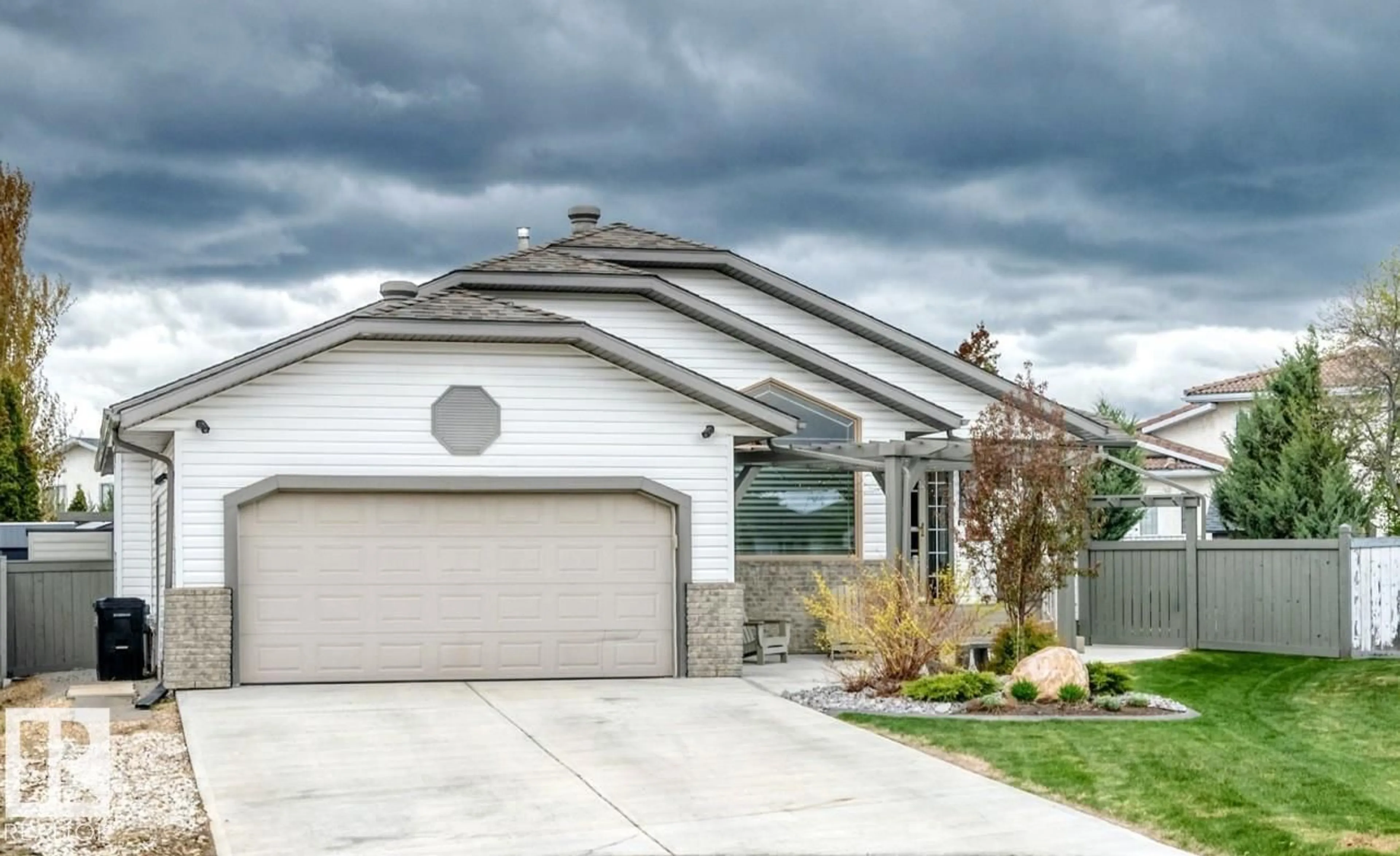 Home with vinyl exterior material, street for NW - 15724 72A ST, Edmonton Alberta T5Z2Z6