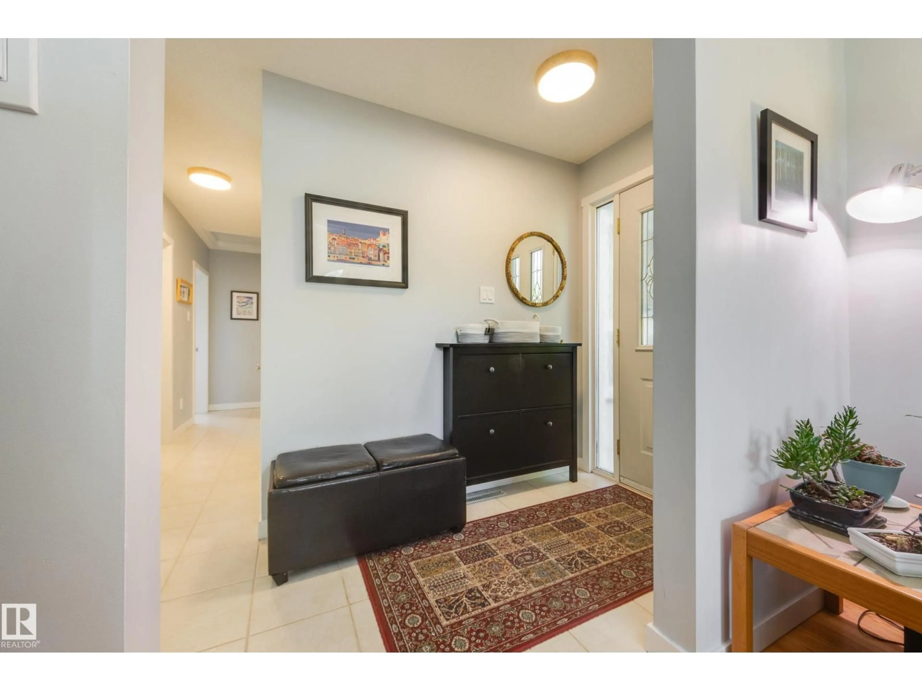Indoor entryway for 7211 90 AV, Edmonton Alberta T6B0P5